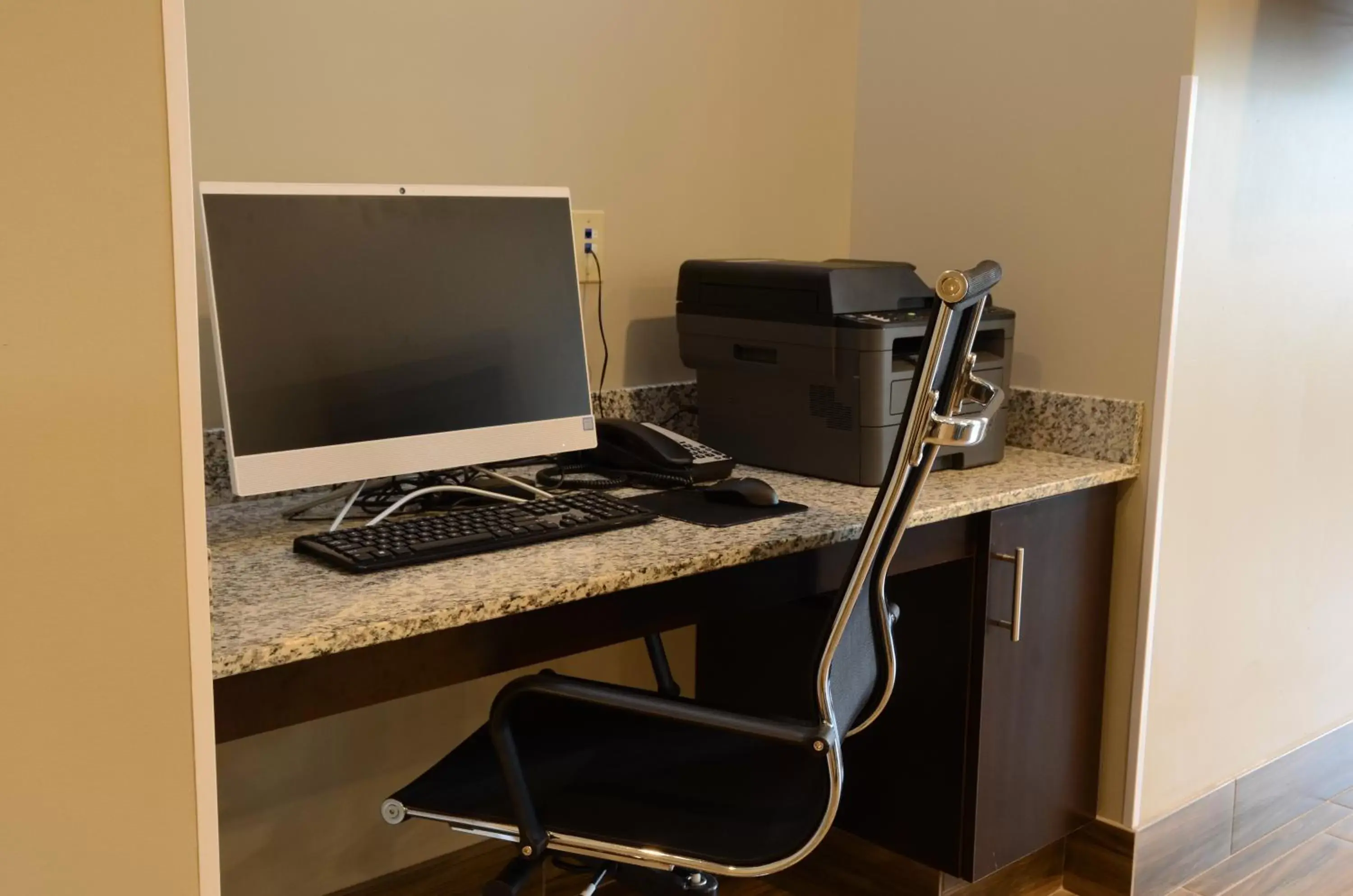 Business facilities, TV/Entertainment Center in MainStay Suites