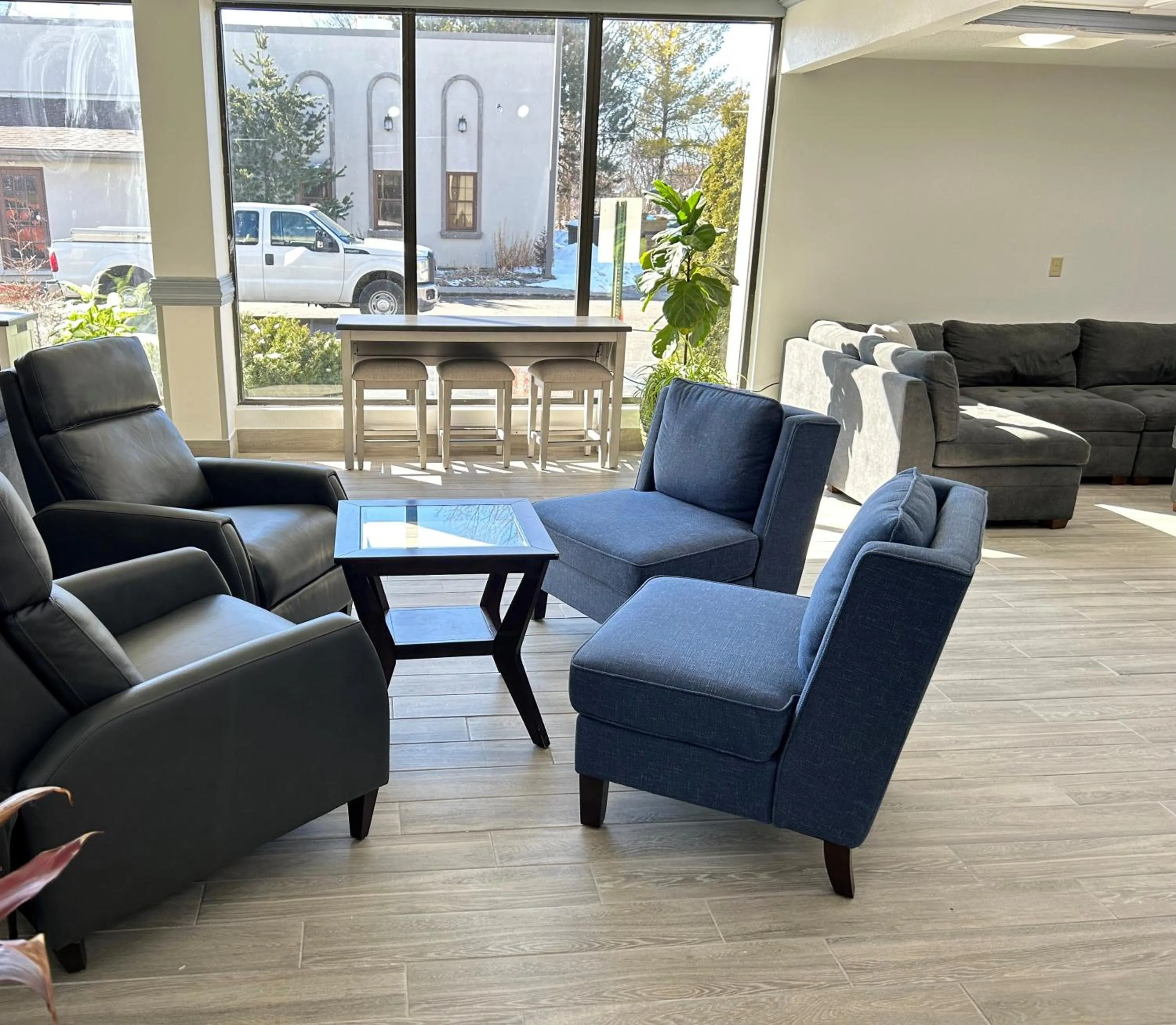 Seating area in Clarion Inn & Suites Grand Rapids Airport