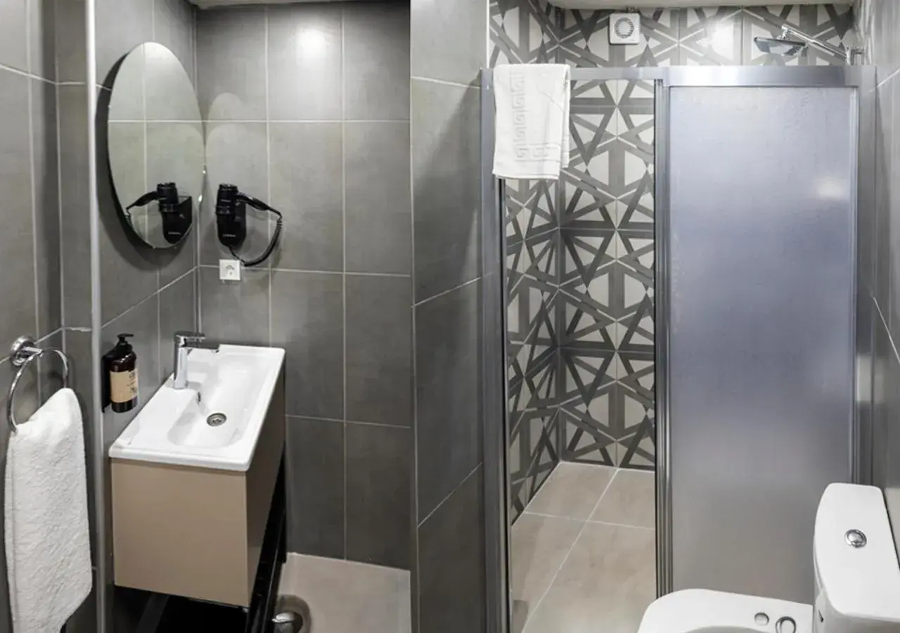 Shower, Bathroom in MONEZZA HOTEL MALTEPE