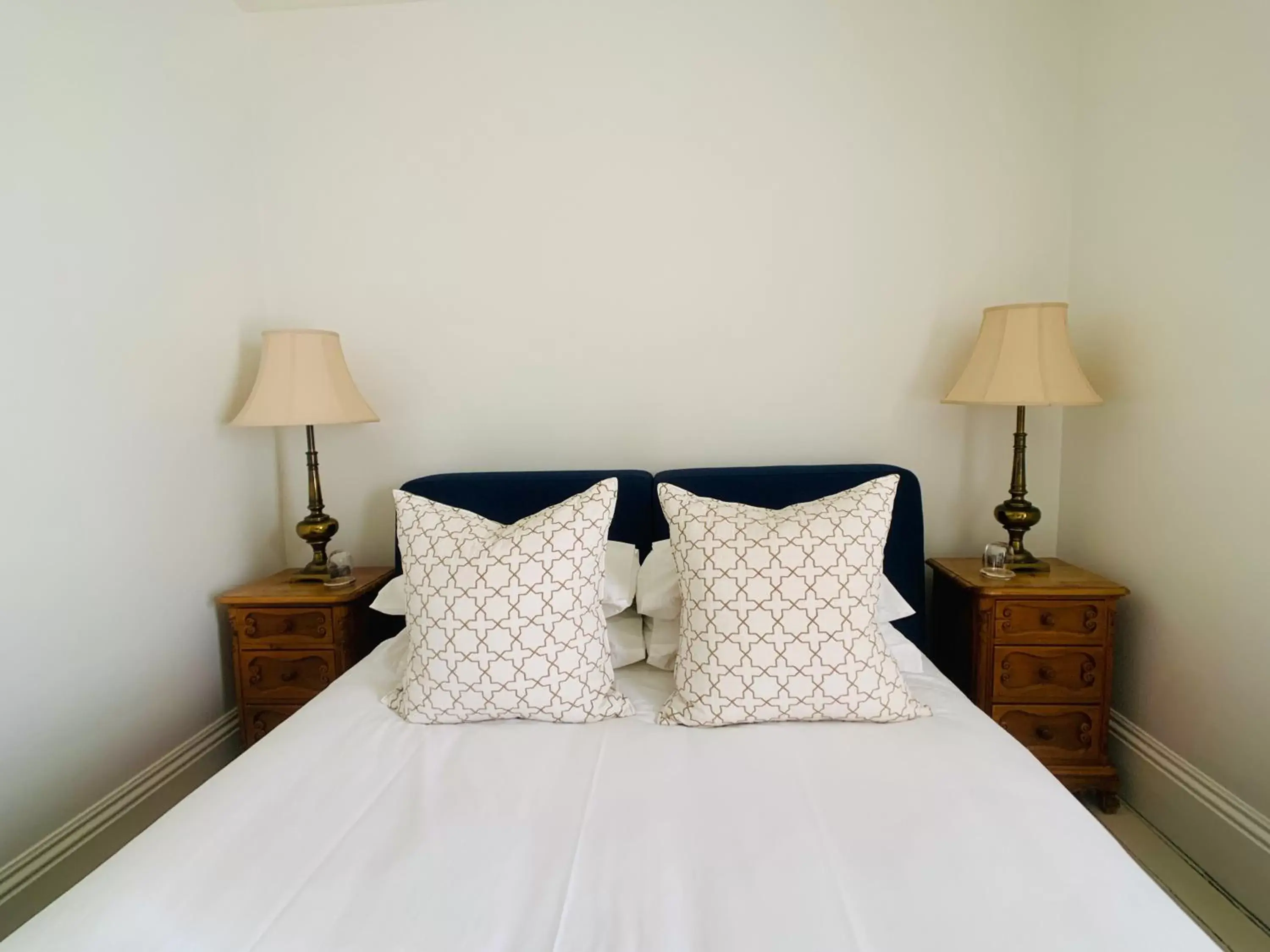 Bed in Woodbourne Inn