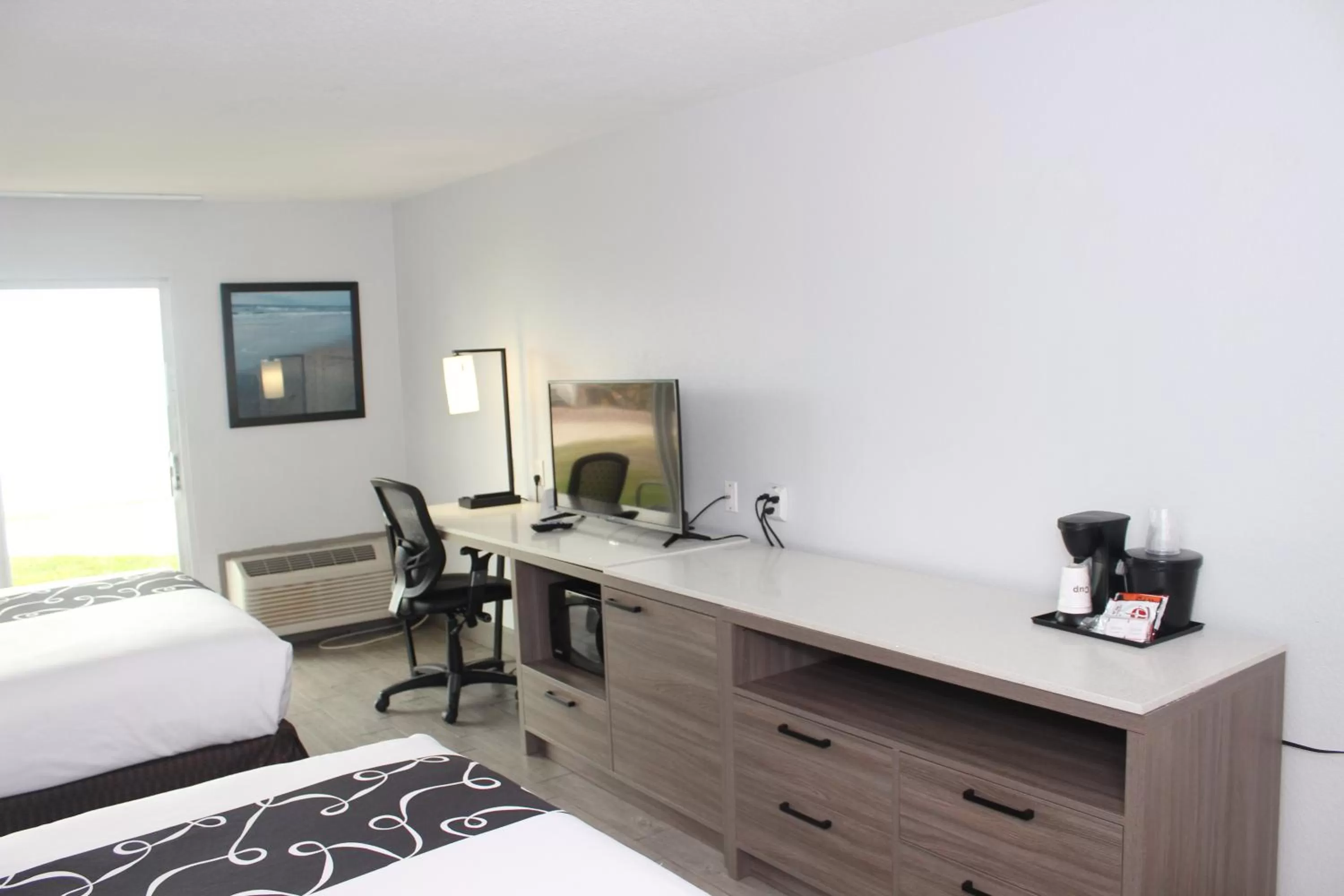 TV and multimedia, Bed in La Quinta by Wyndham Oceanfront Daytona Beach