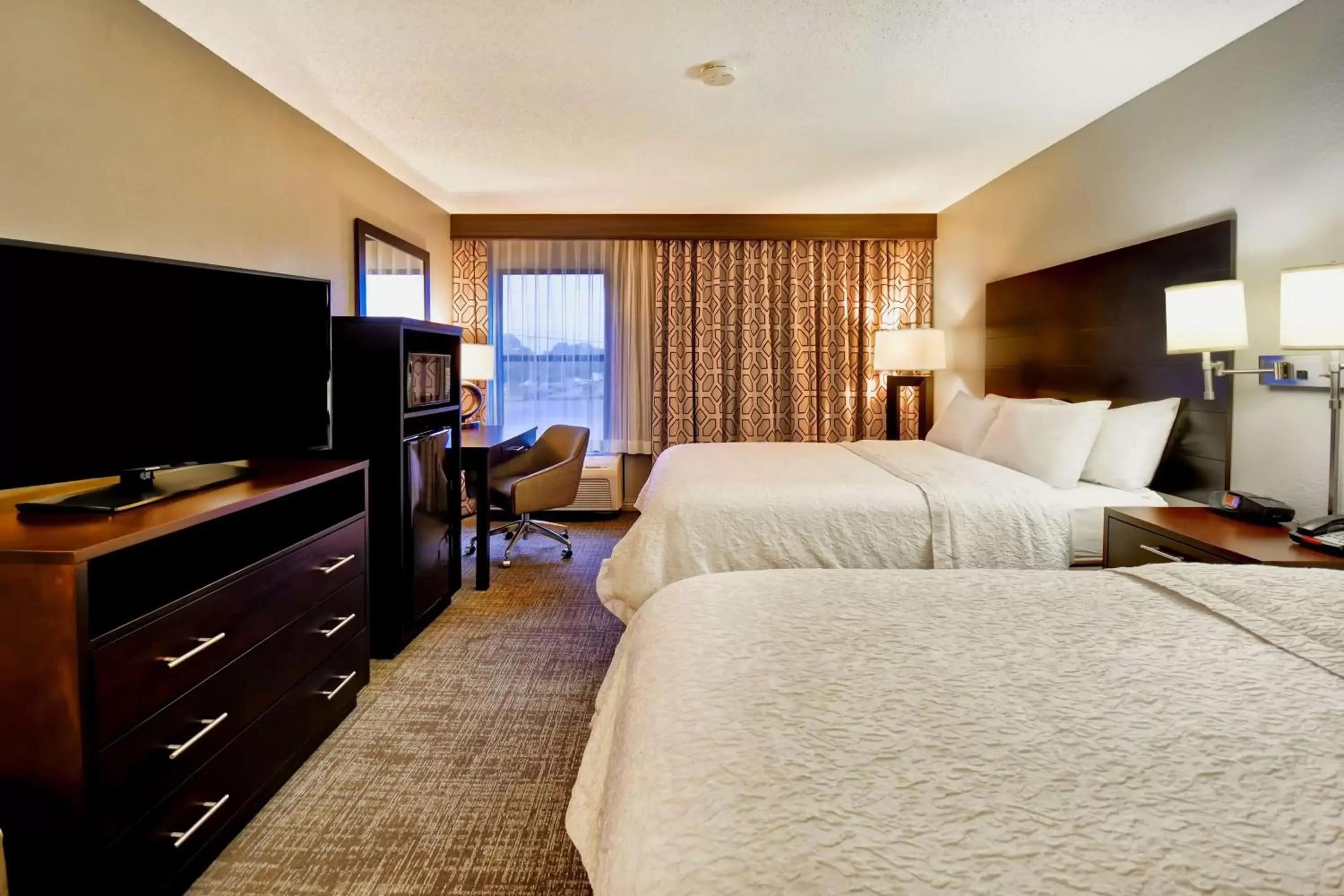 Bedroom, TV/Entertainment Center in Hampton Inn Starkville