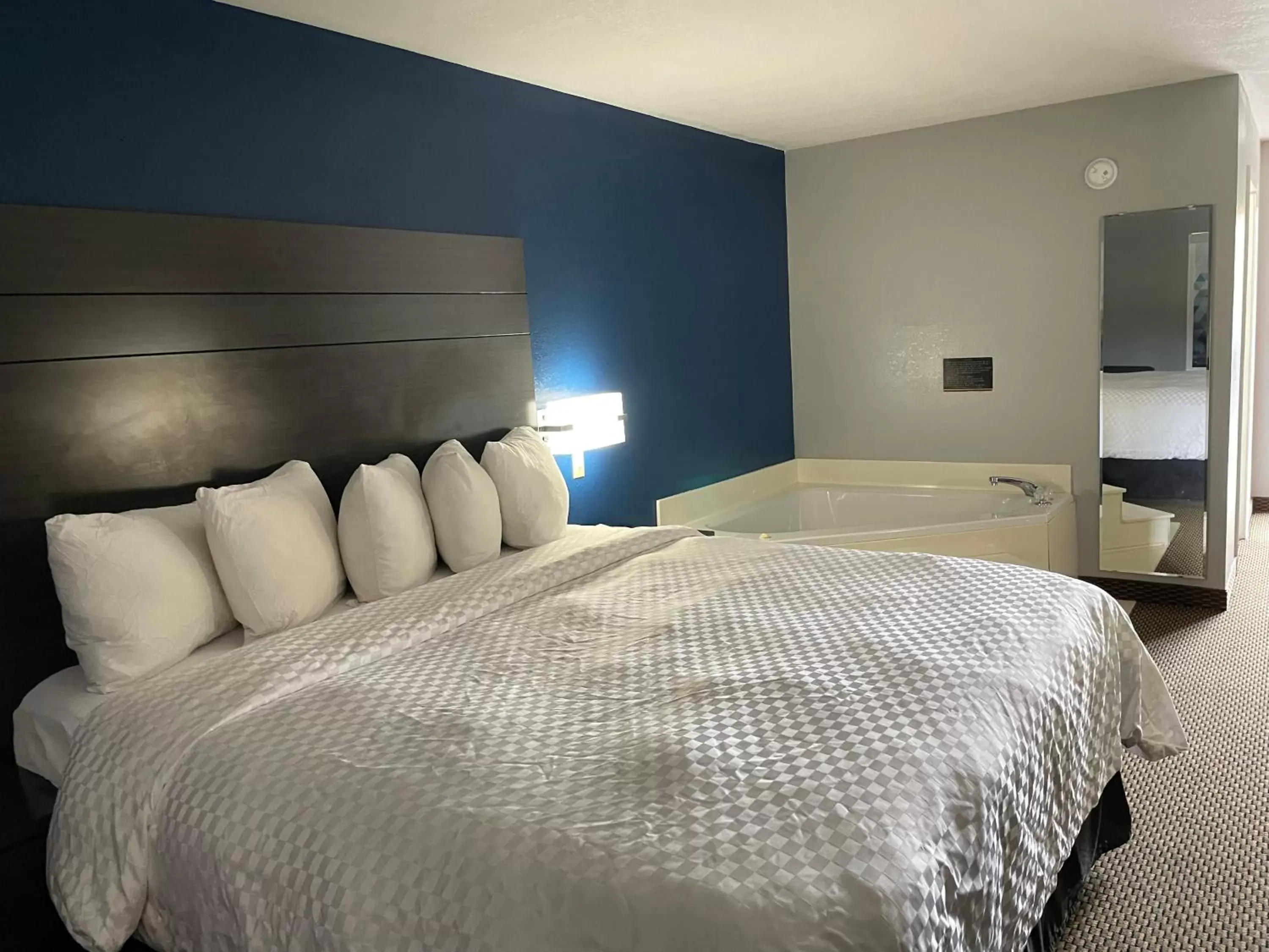 Bed in Clairmont Inn & Suites - Warren