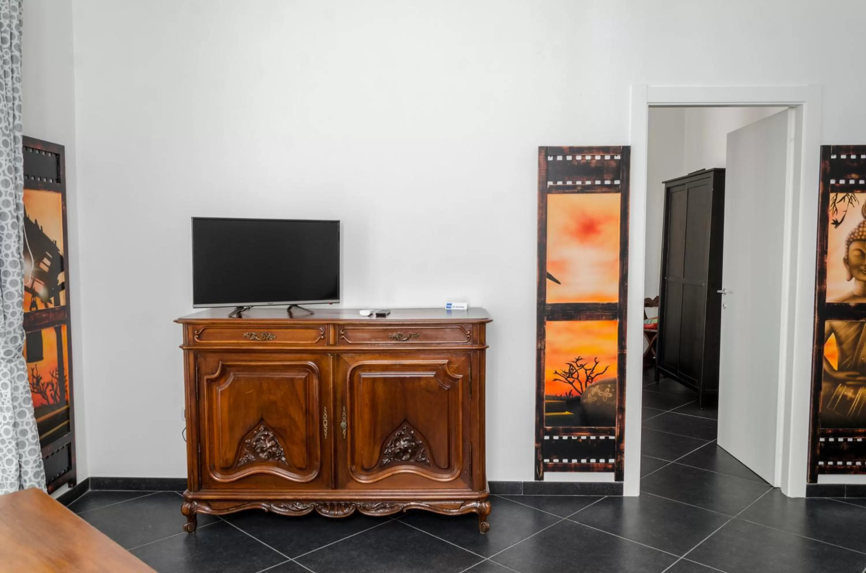 TV and multimedia in Maria Vittoria Charming Rooms and Apartments