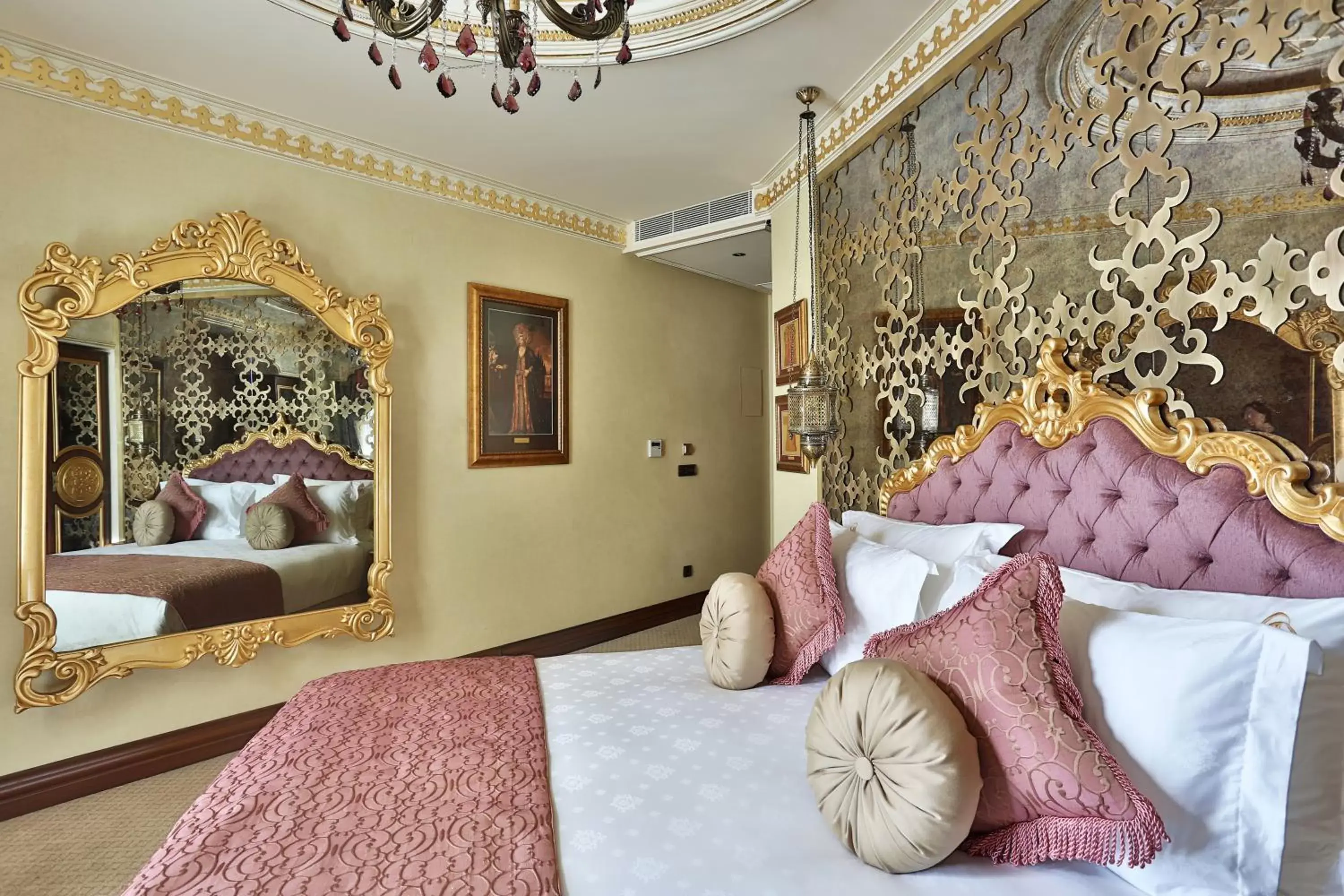 Photo of the whole room, Bed in Daru Sultan Hotels Galata