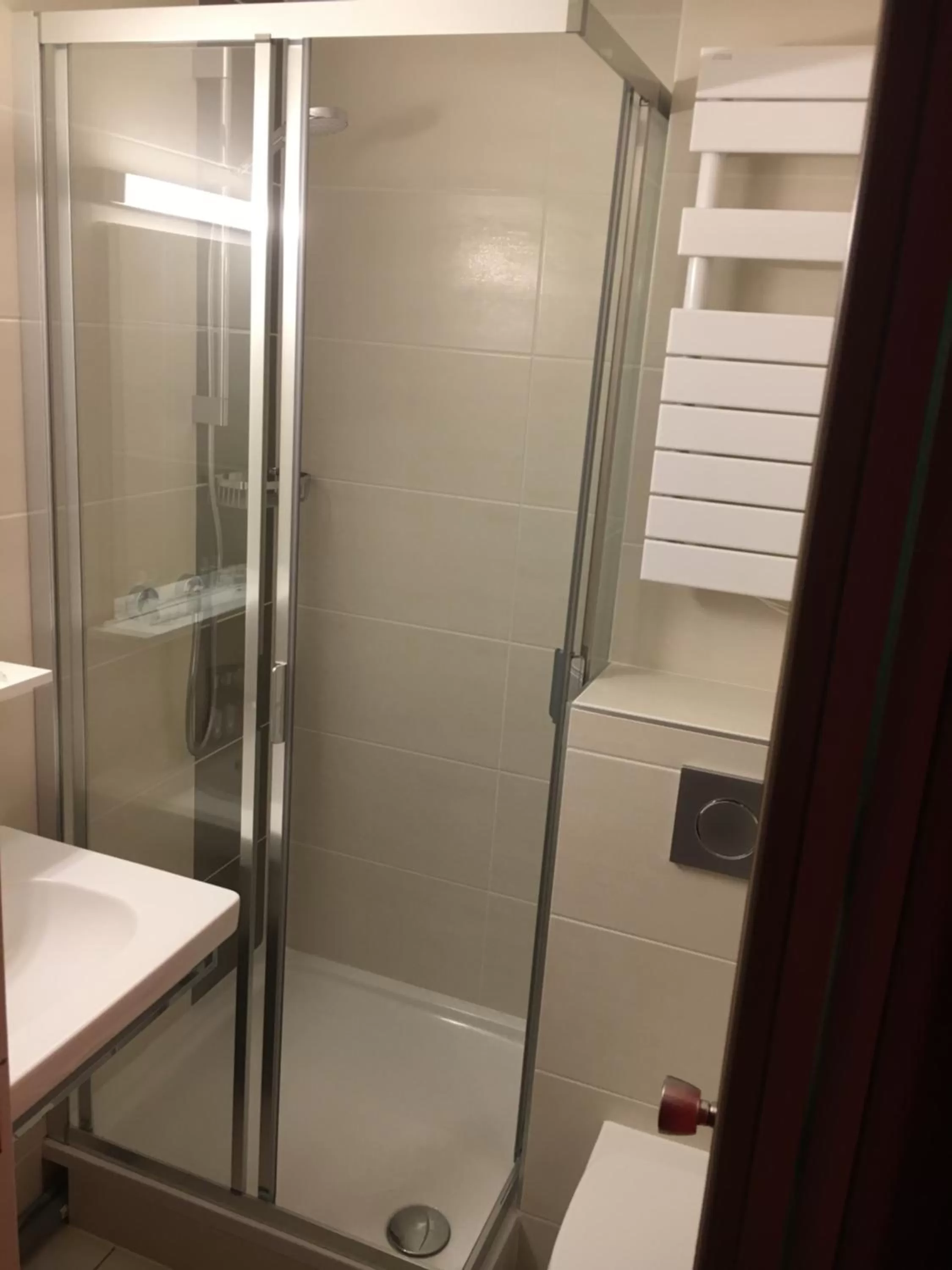 Shower in Hôtel Relais d'Étretat