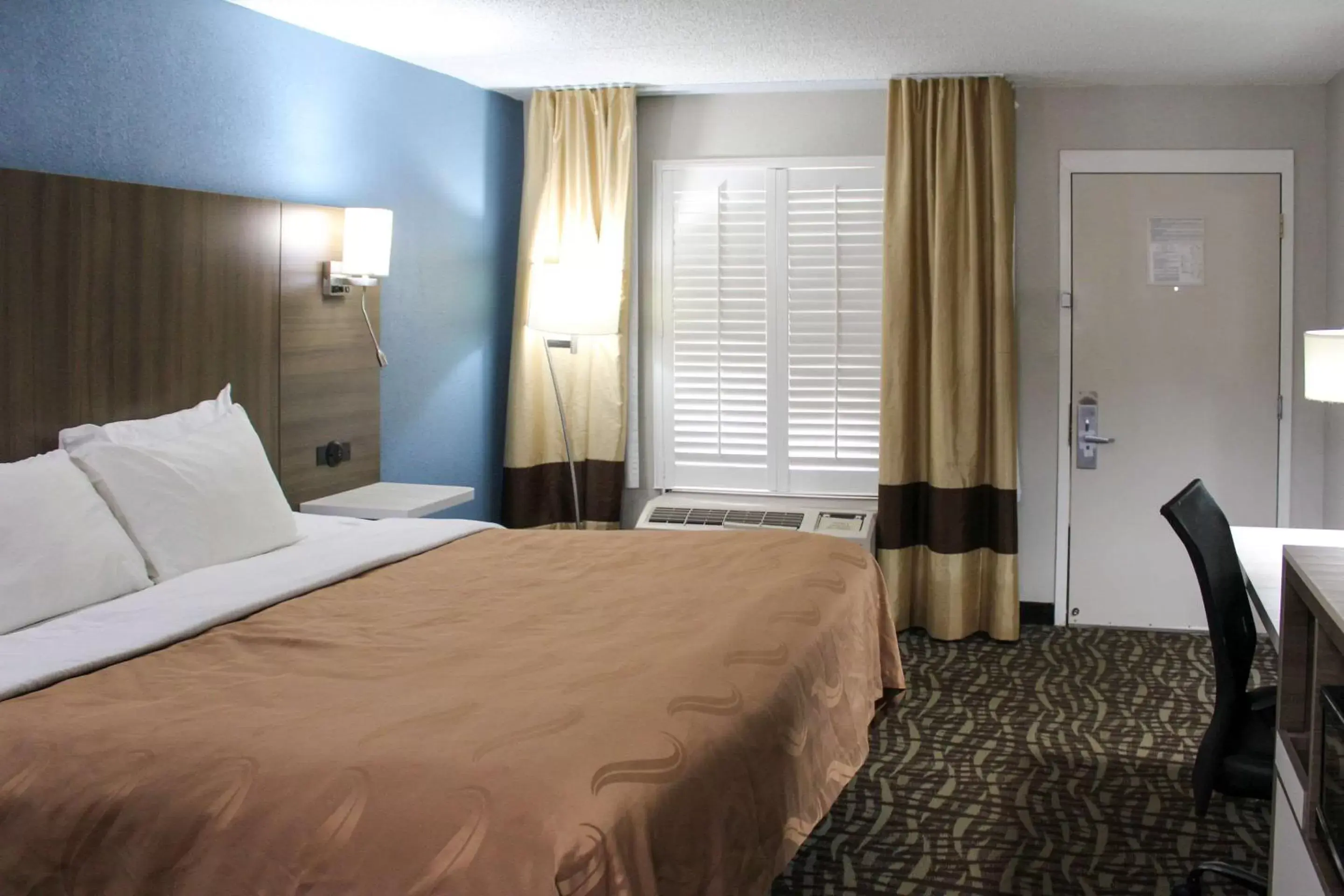 Photo of the whole room, Bed in Quality Inn Athens I-65 / Huntsville Area West