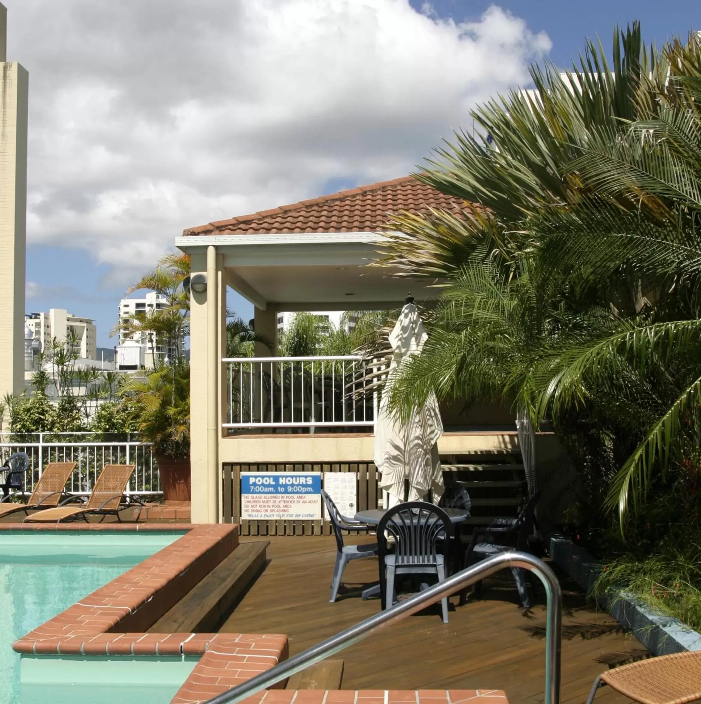 Swimming pool in Inn Cairns Swimming pool in Inn Cairns
