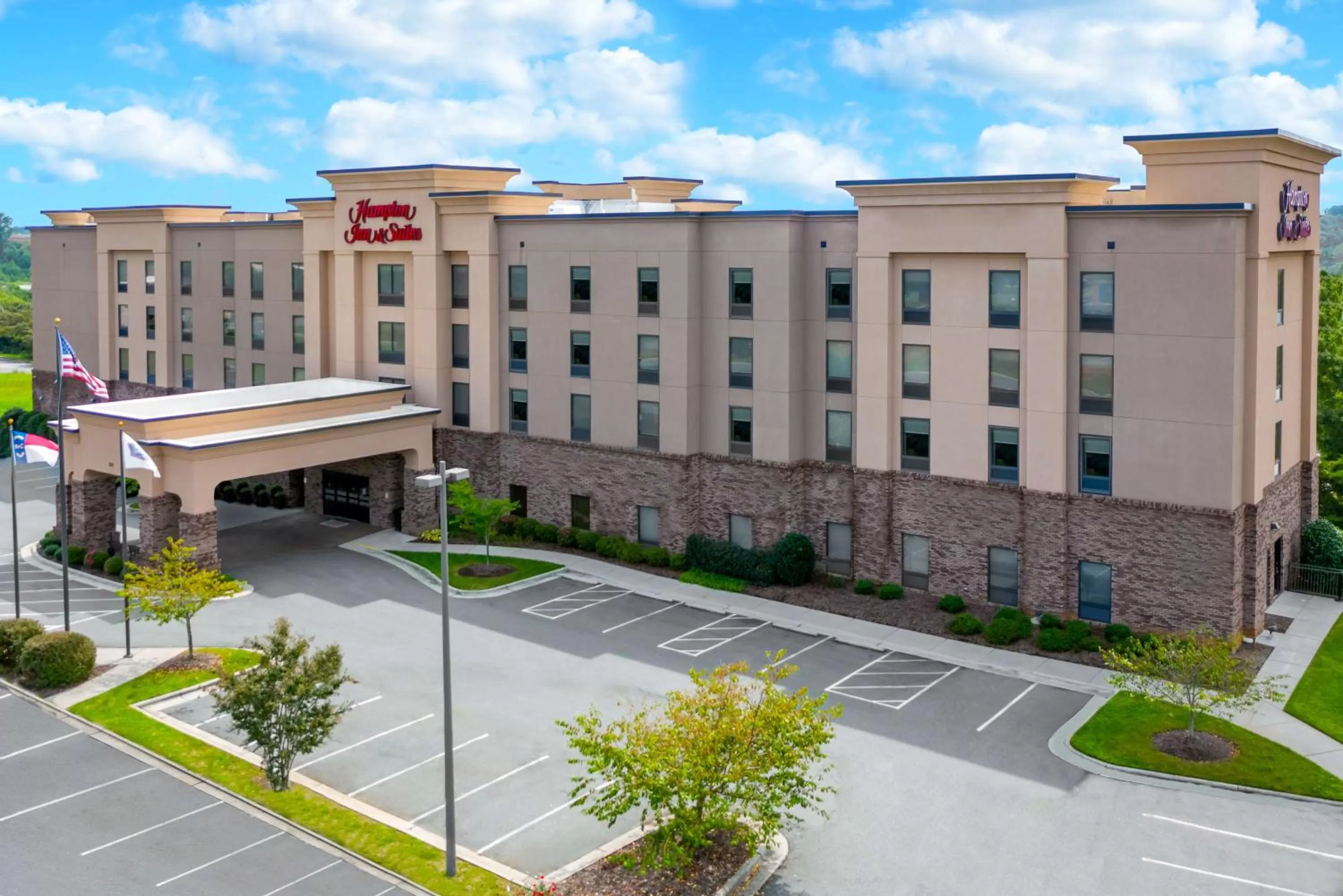 Property building in Hampton Inn & Suites Winston-Salem/University Area