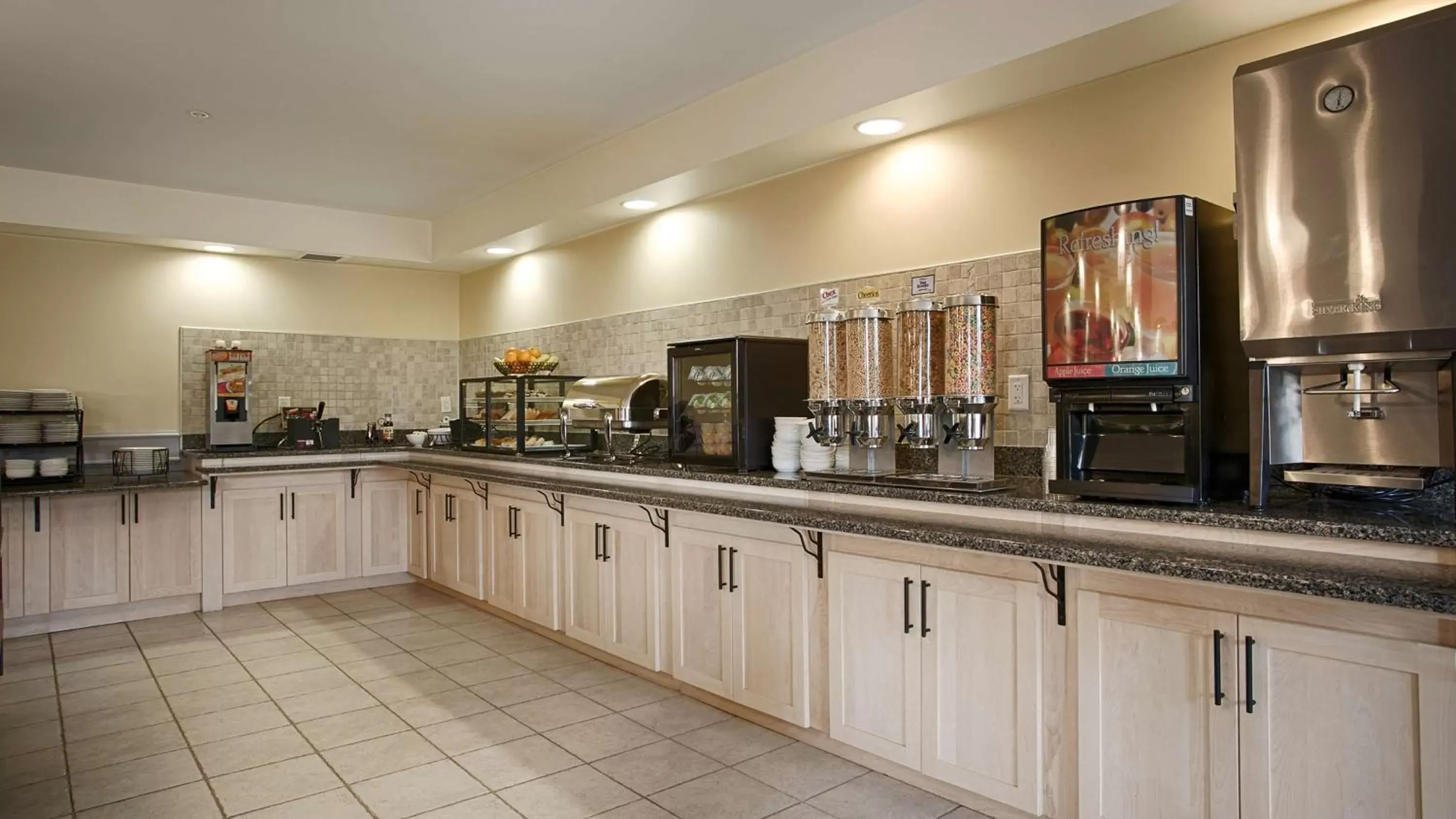 Breakfast, Kitchen/Kitchenette in Best Western Plus Woodstock Hotel Conference Centre