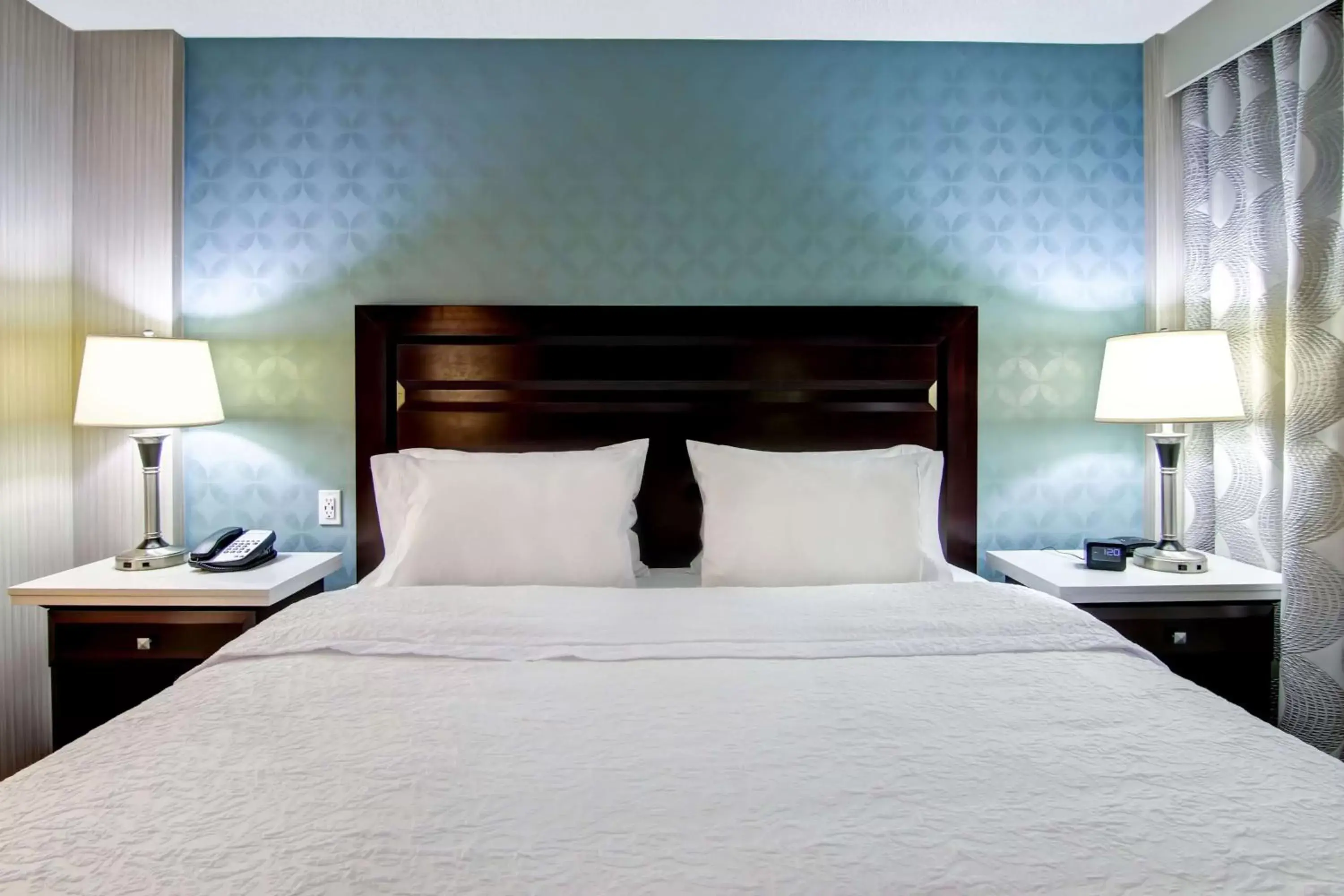 Bed in Hampton Inn & Suites by Hilton Calgary-Airport