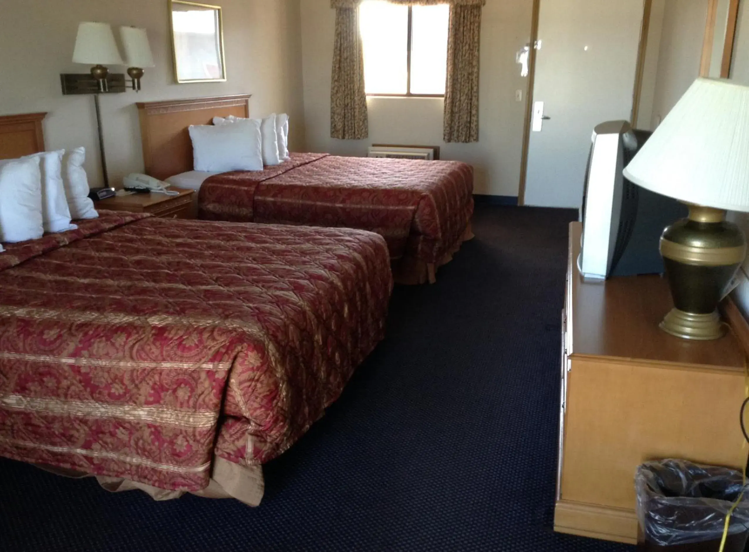 Bedroom, Bed in Days Inn by Wyndham Mackinaw City - Lakeview