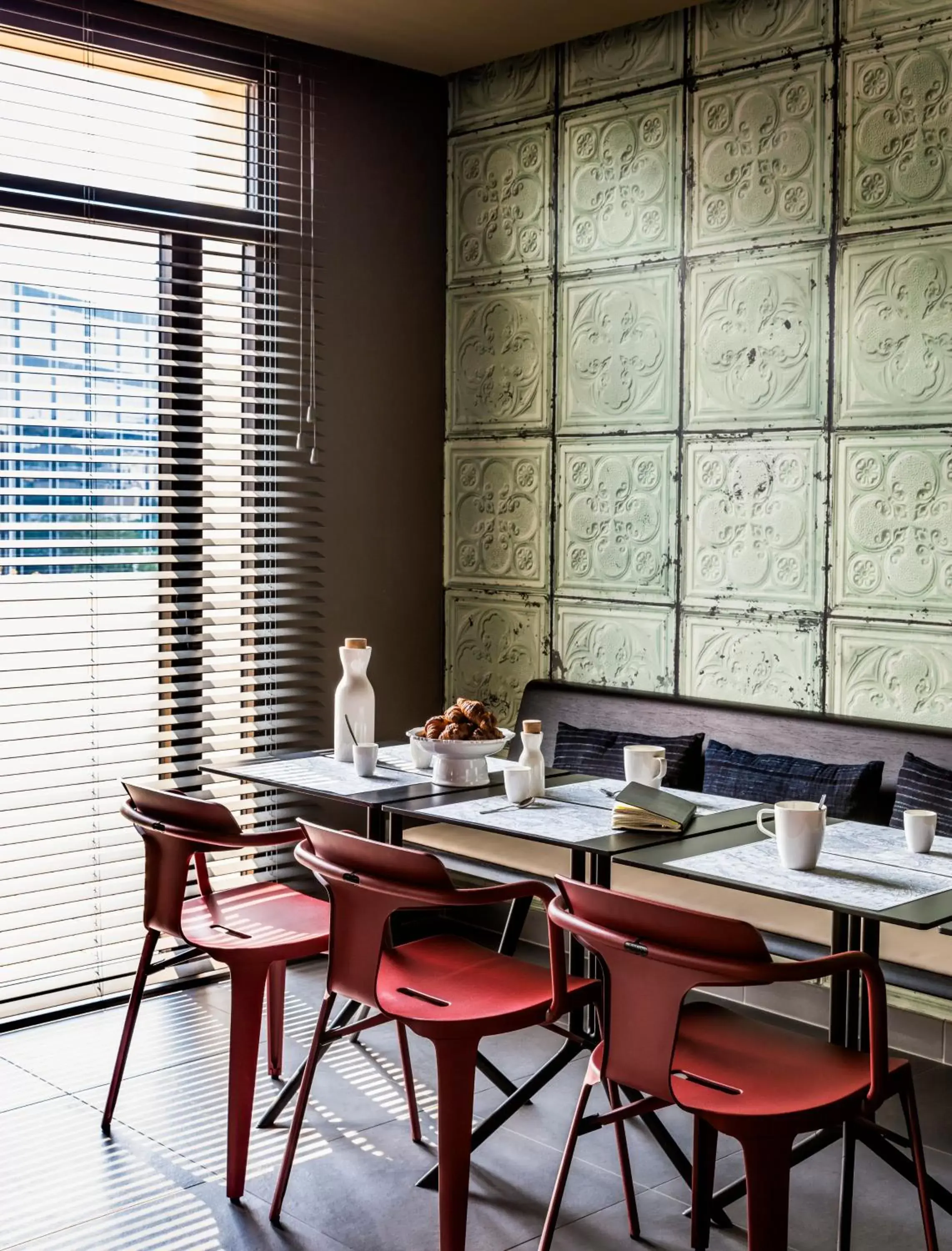 Lounge or bar, Restaurant/Places to Eat in Okko Hotels Paris Rueil Malmaison