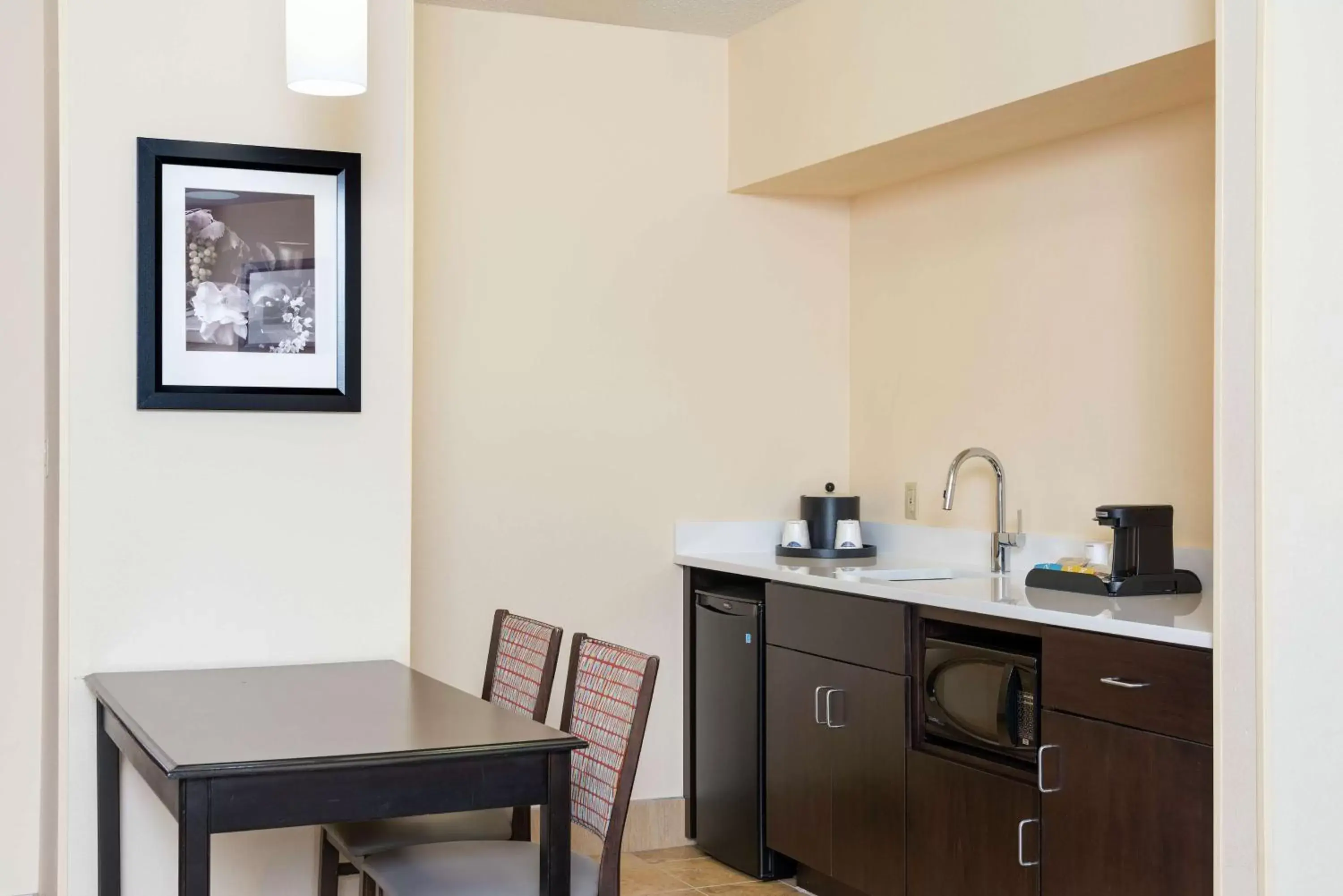 Kitchen or kitchenette, Kitchen/Kitchenette in Hampton Inn & Suites Cleveland-Airport/Middleburg Heights