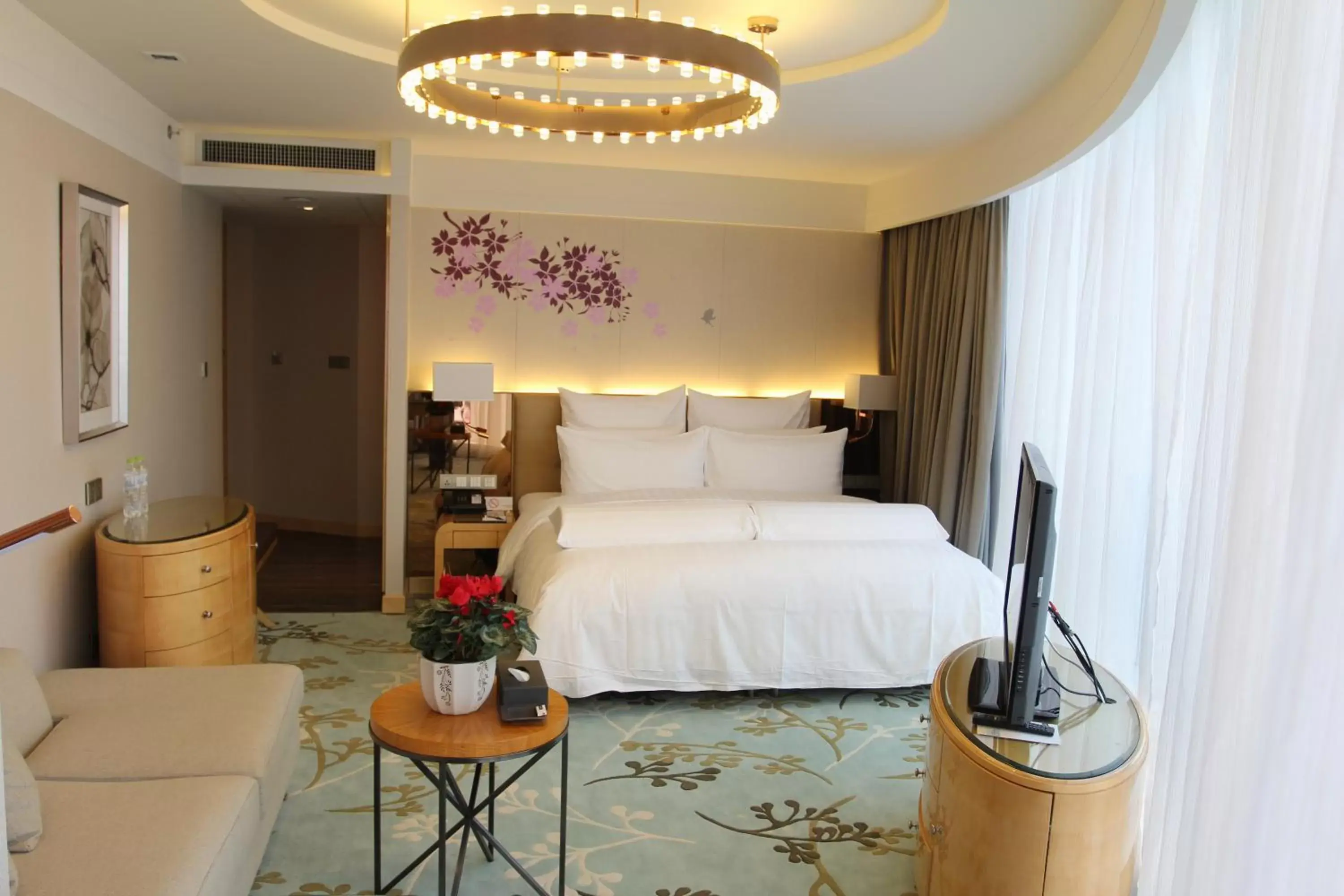 Executive Deluxe King Room in Pullman Linyi Lushang