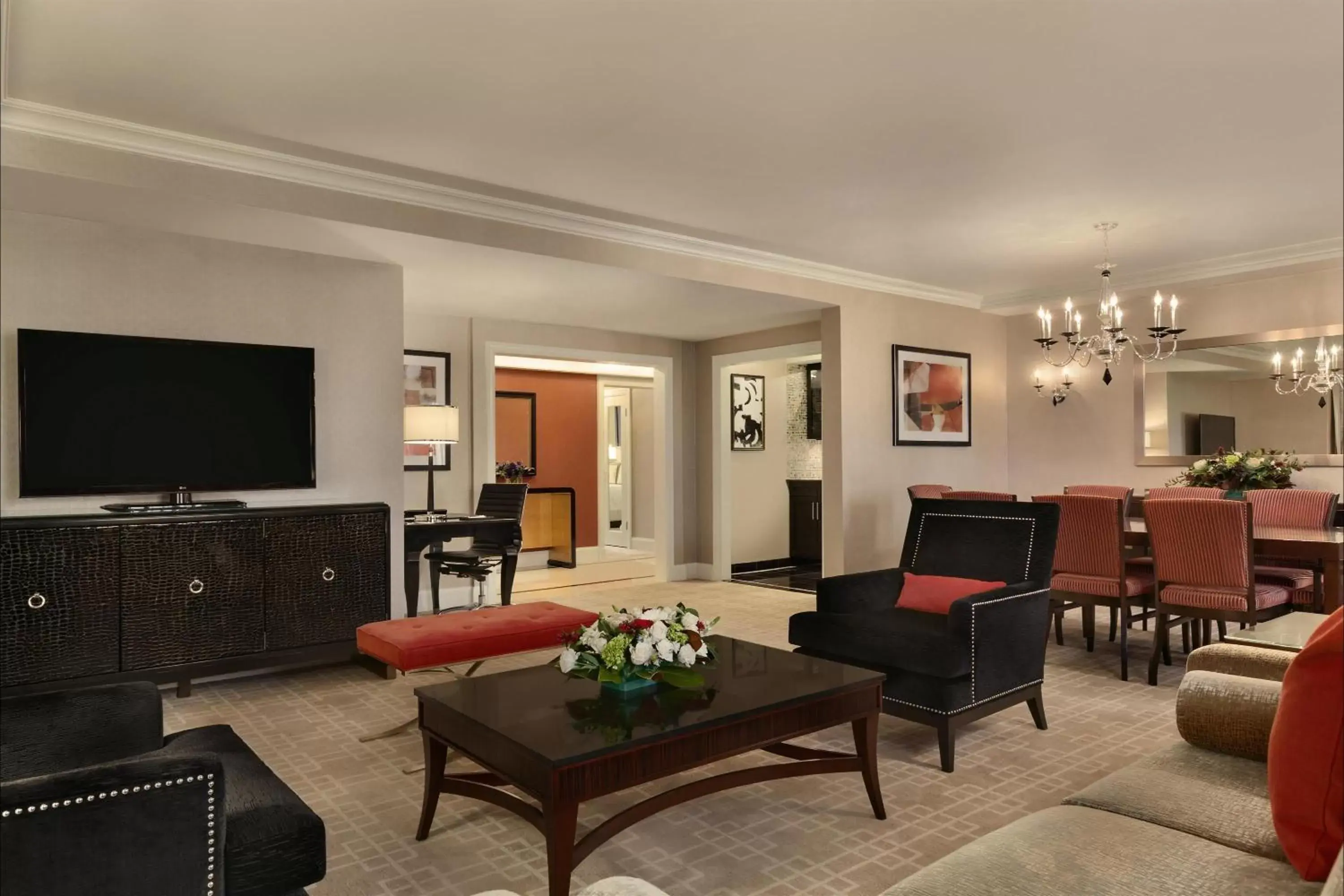 Living room, Seating Area in Fairmont Royal York Hotel