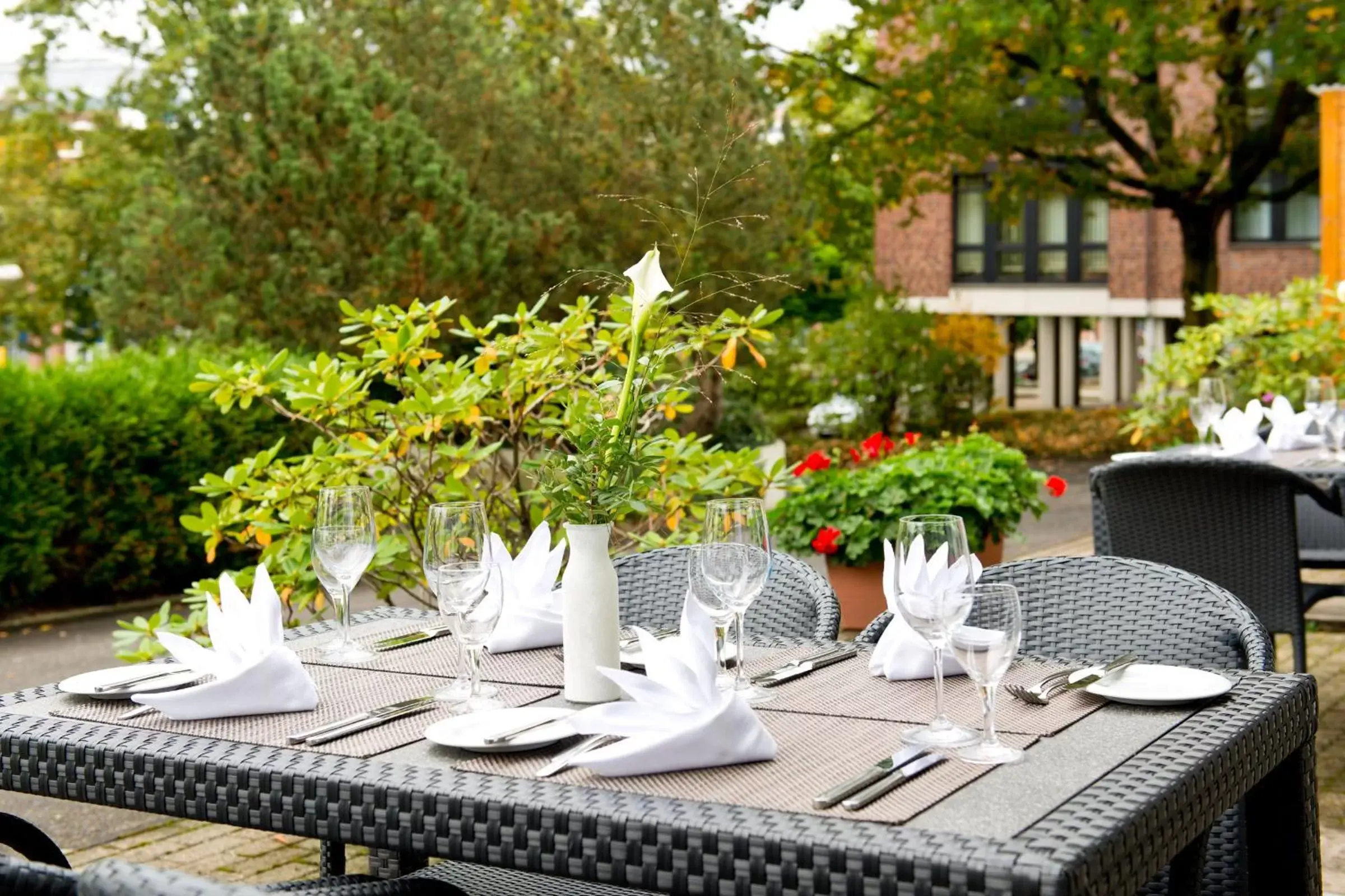 Balcony/Terrace, Restaurant/Places to Eat in Leonardo Hotel Mönchengladbach