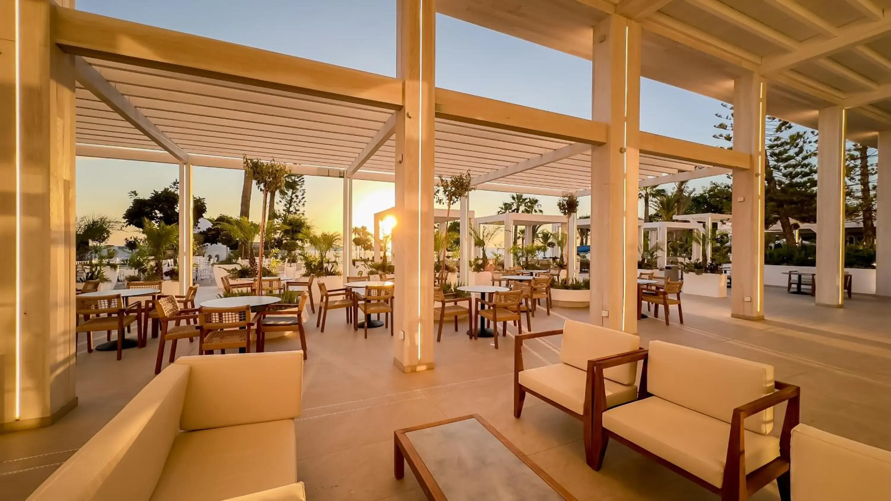 Lounge or bar, Restaurant/Places to Eat in Golden Coast Beach Hotel