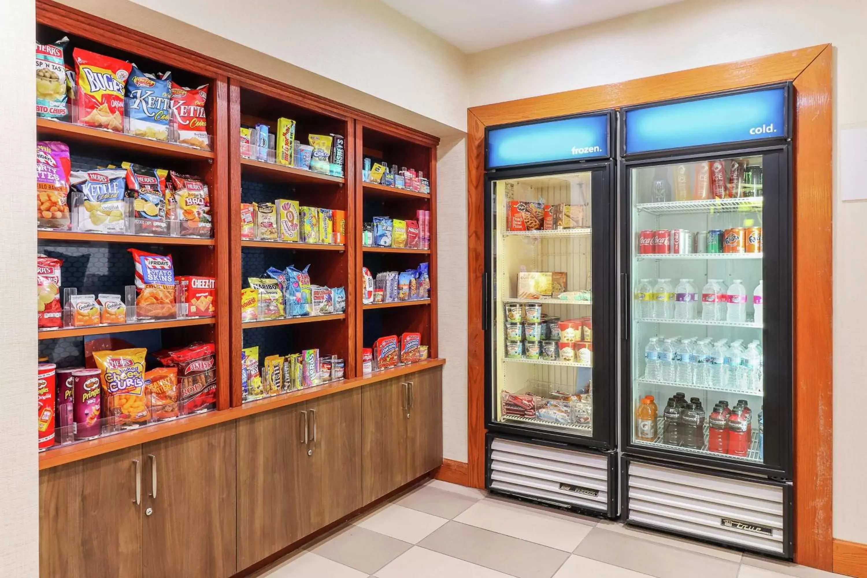 Dining area, Supermarket/Shops in Hampton Inn Heath