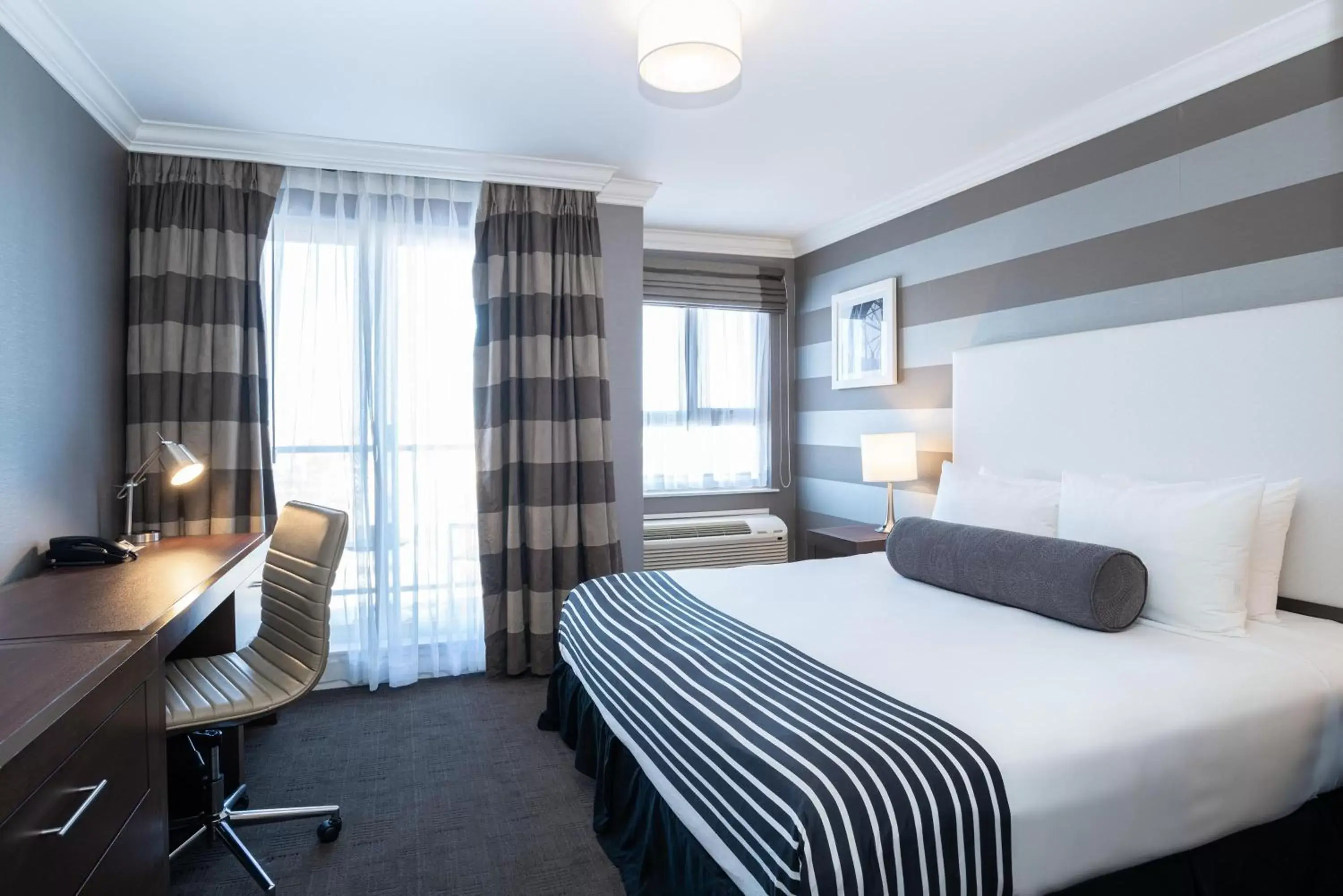 Photo of the whole room, Bed in Sandman Hotel Edmonton West
