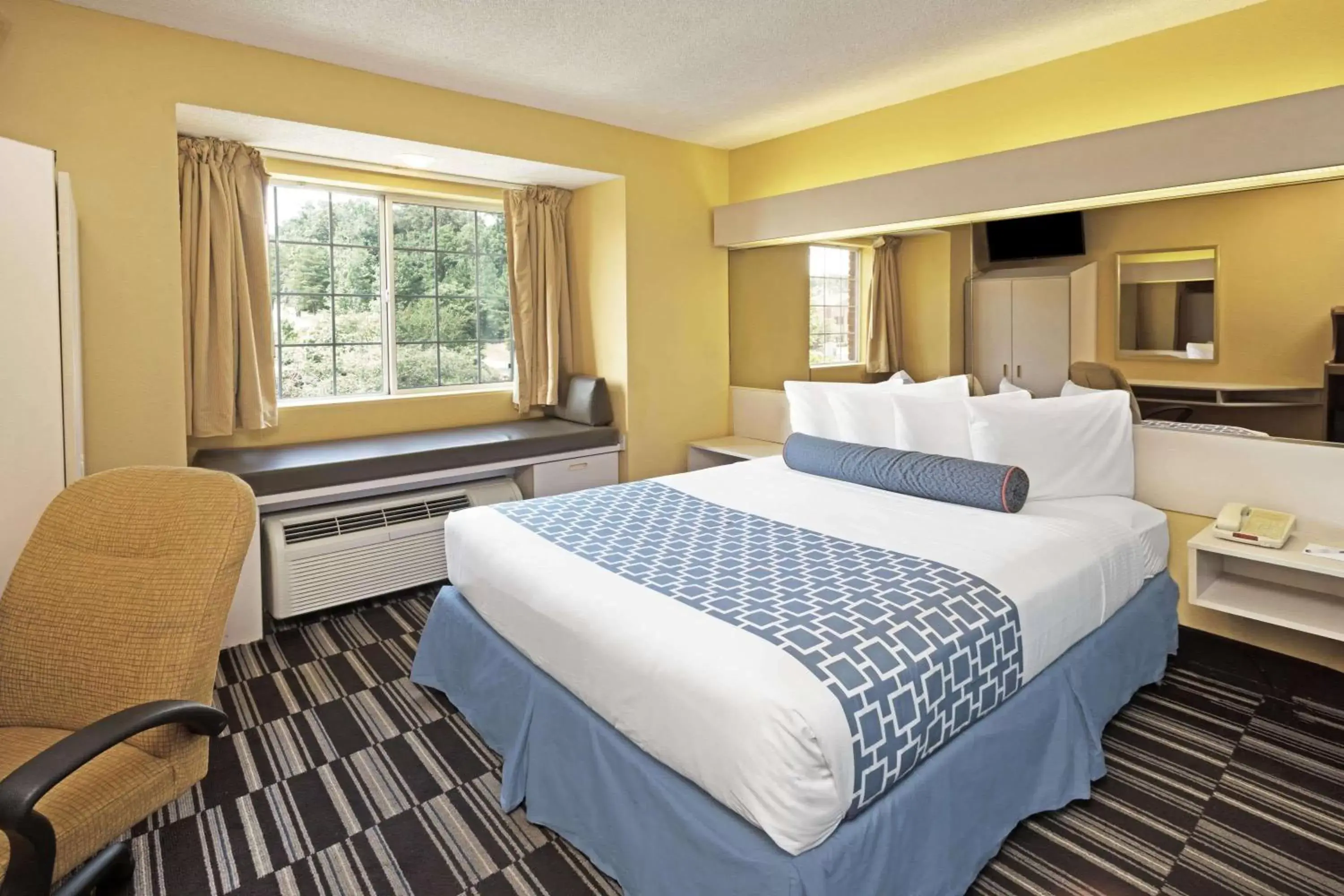 Photo of the whole room, Bed in Microtel Inn & Suites by Wyndham Stockbridge/Atlanta I-75