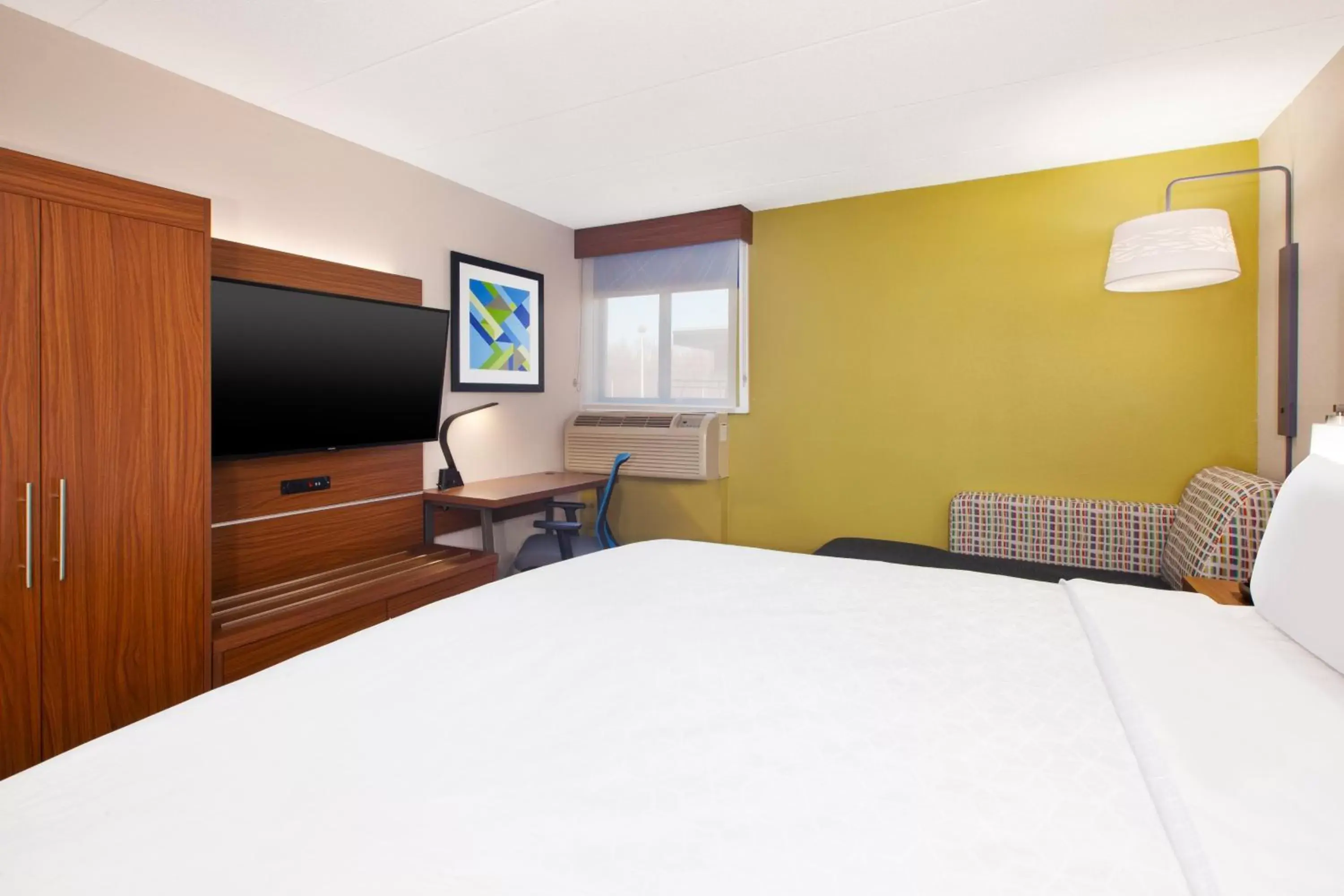 Photo of the whole room, Bed in Holiday Inn Express Fairfax-Arlington Boulevard, an IHG Hotel