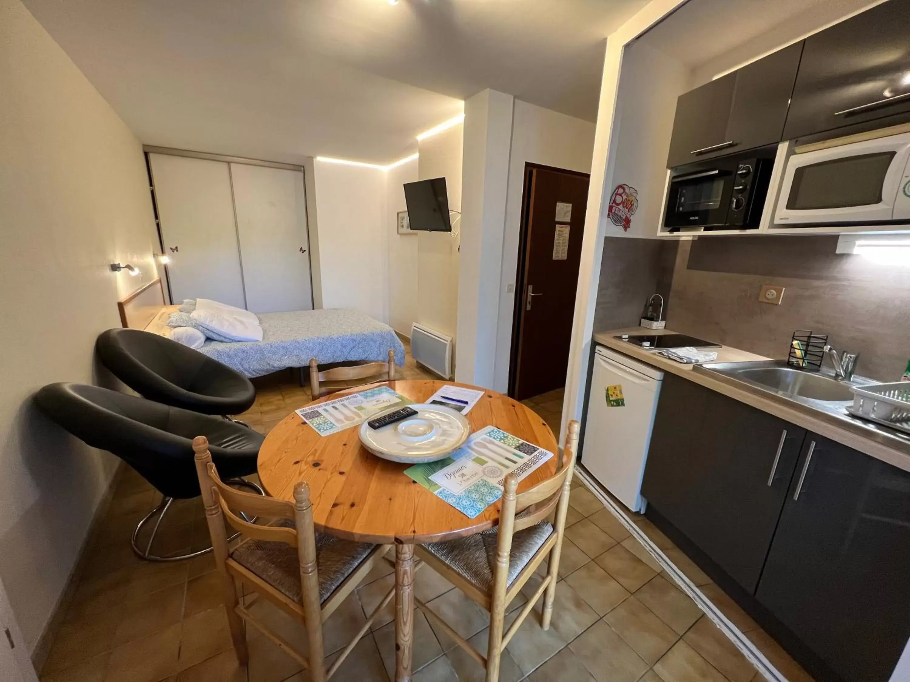 Bedroom, Dining Area in Résidence Aramis