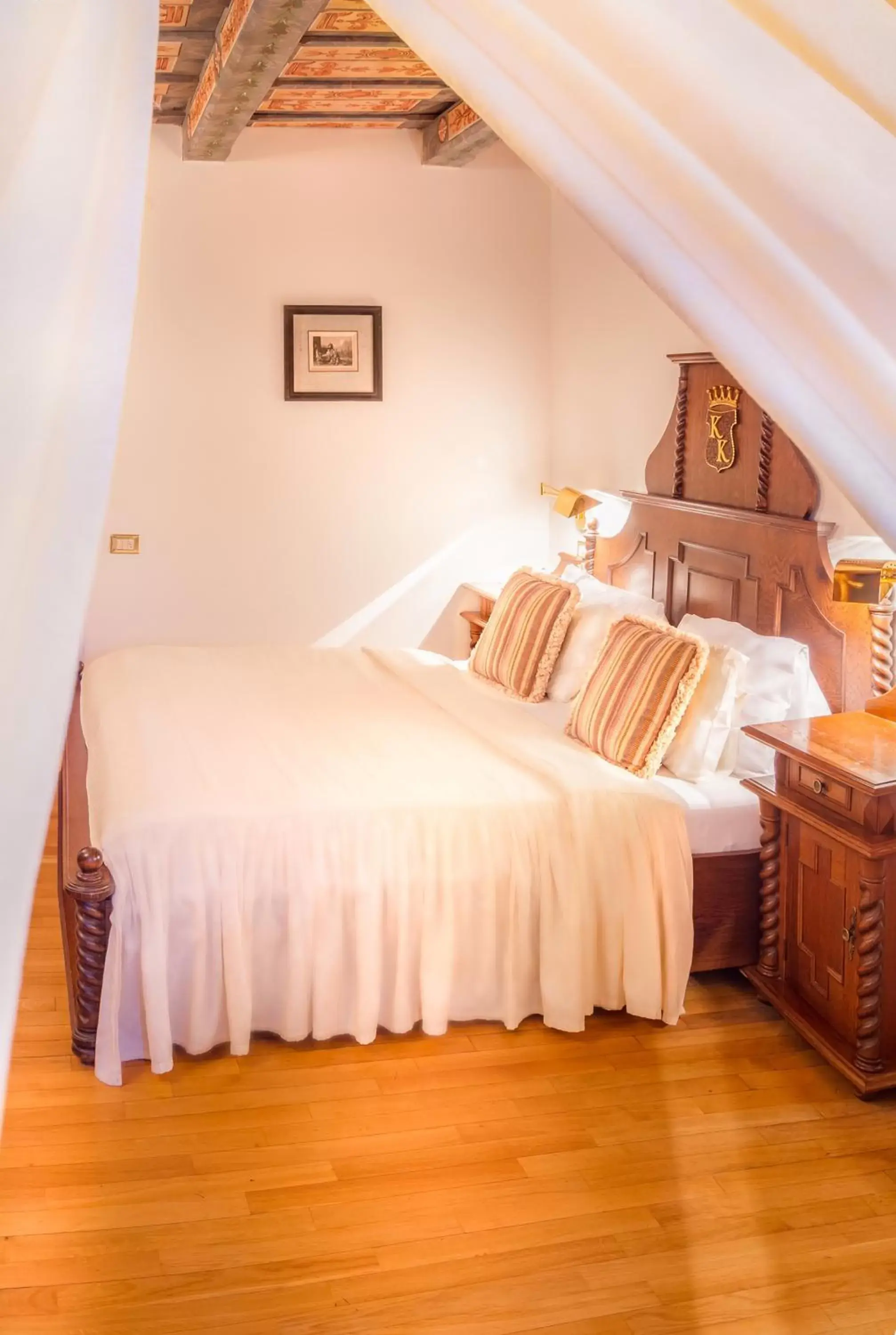 Photo of the whole room, Bed in The King Charles Photo of the whole room, Bed in The King Charles