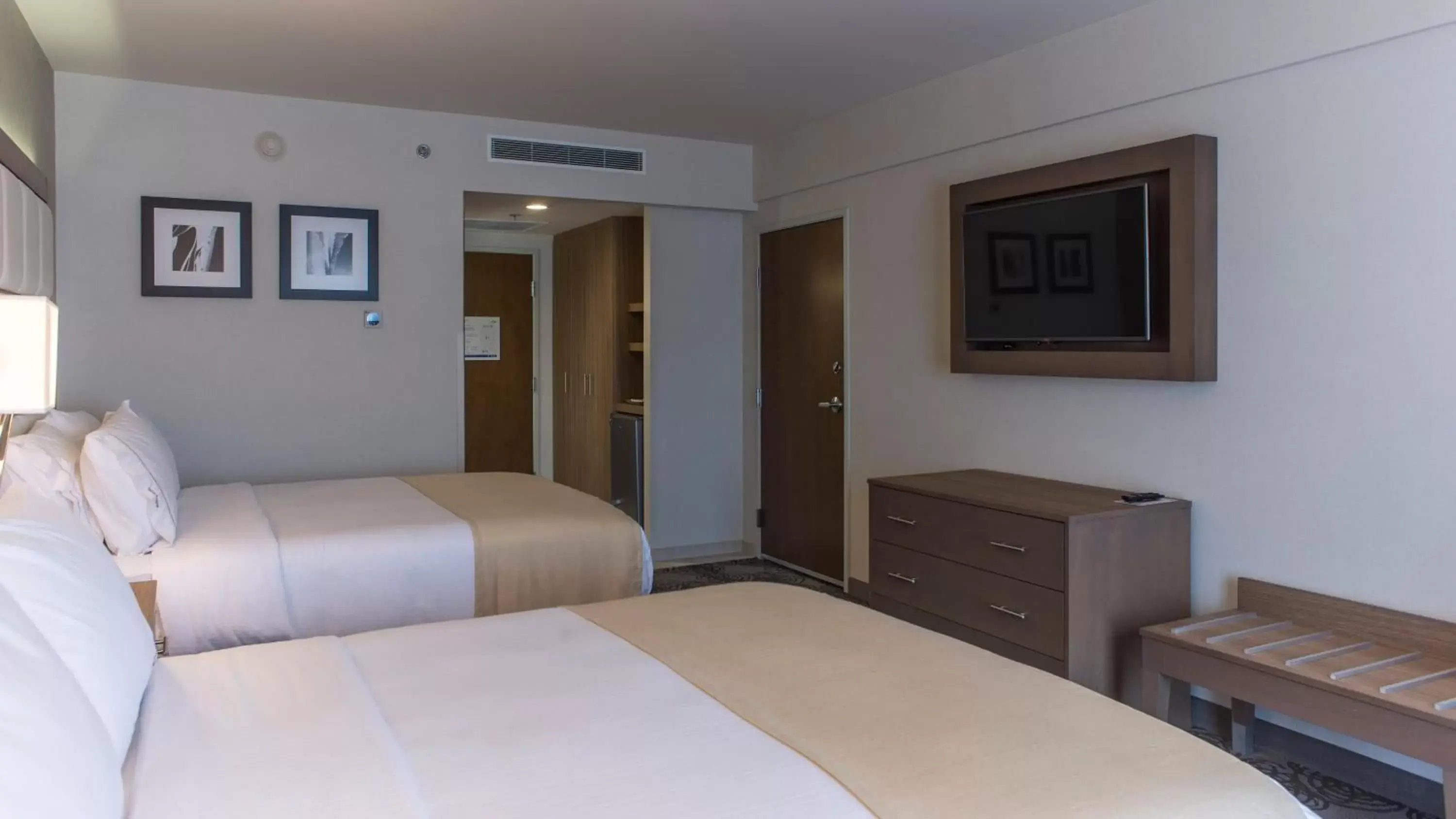 Photo of the whole room, Bed in Holiday Inn Express & Suites Chihuahua Juventud, an IHG Hotel