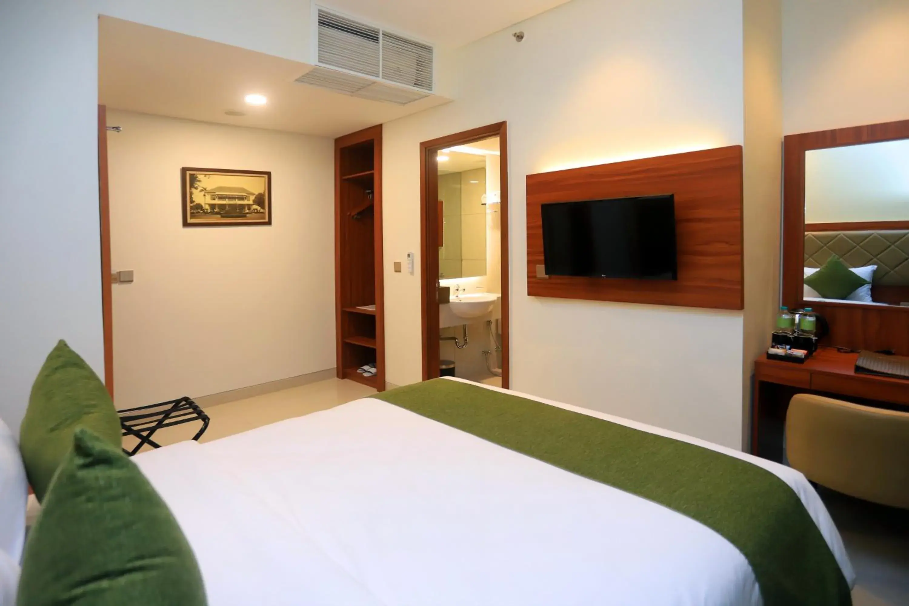Bed in Luxury Inn Arion Hotel