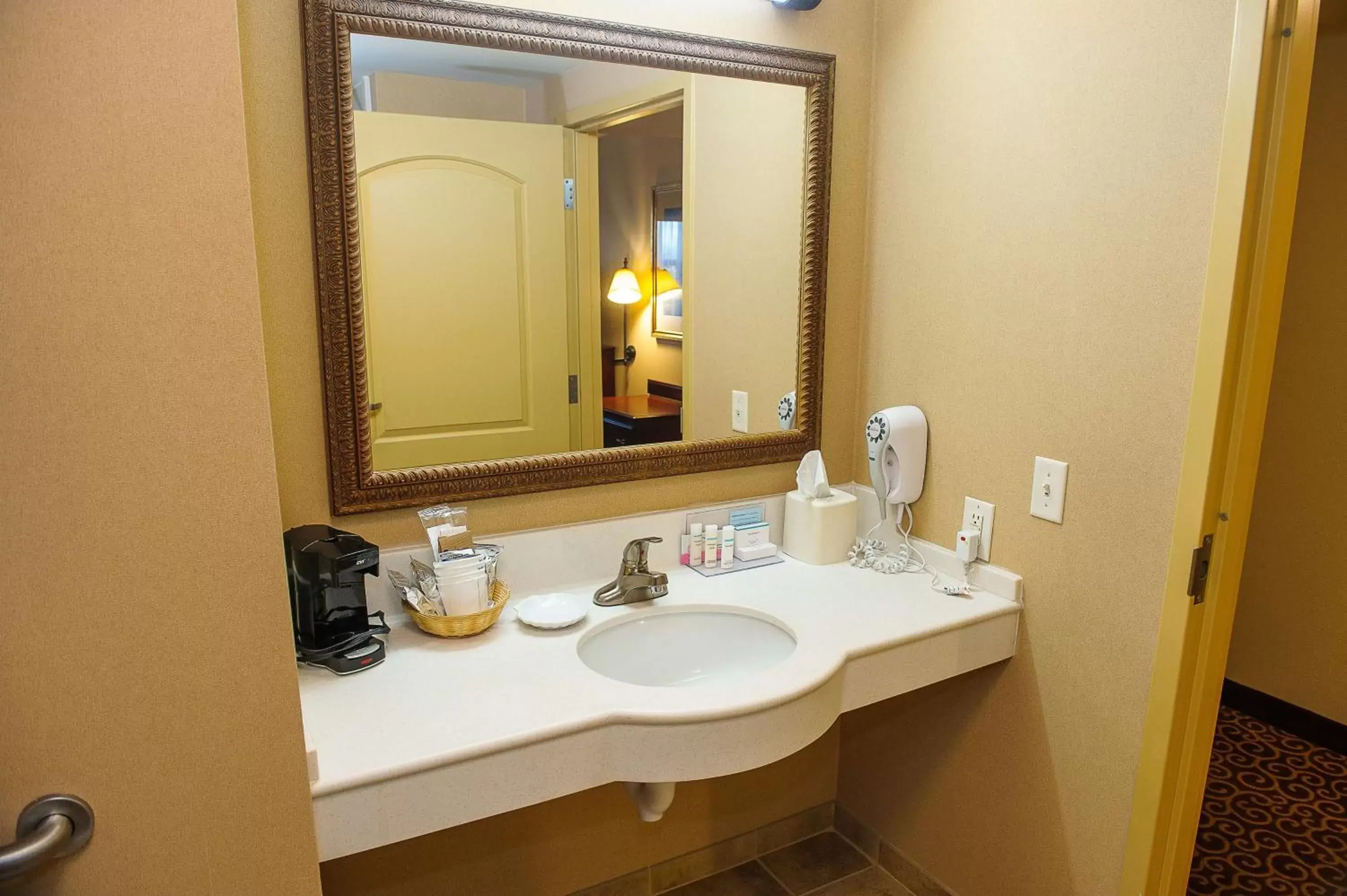 Bed, Bathroom in Hampton Inn & Suites Brookings