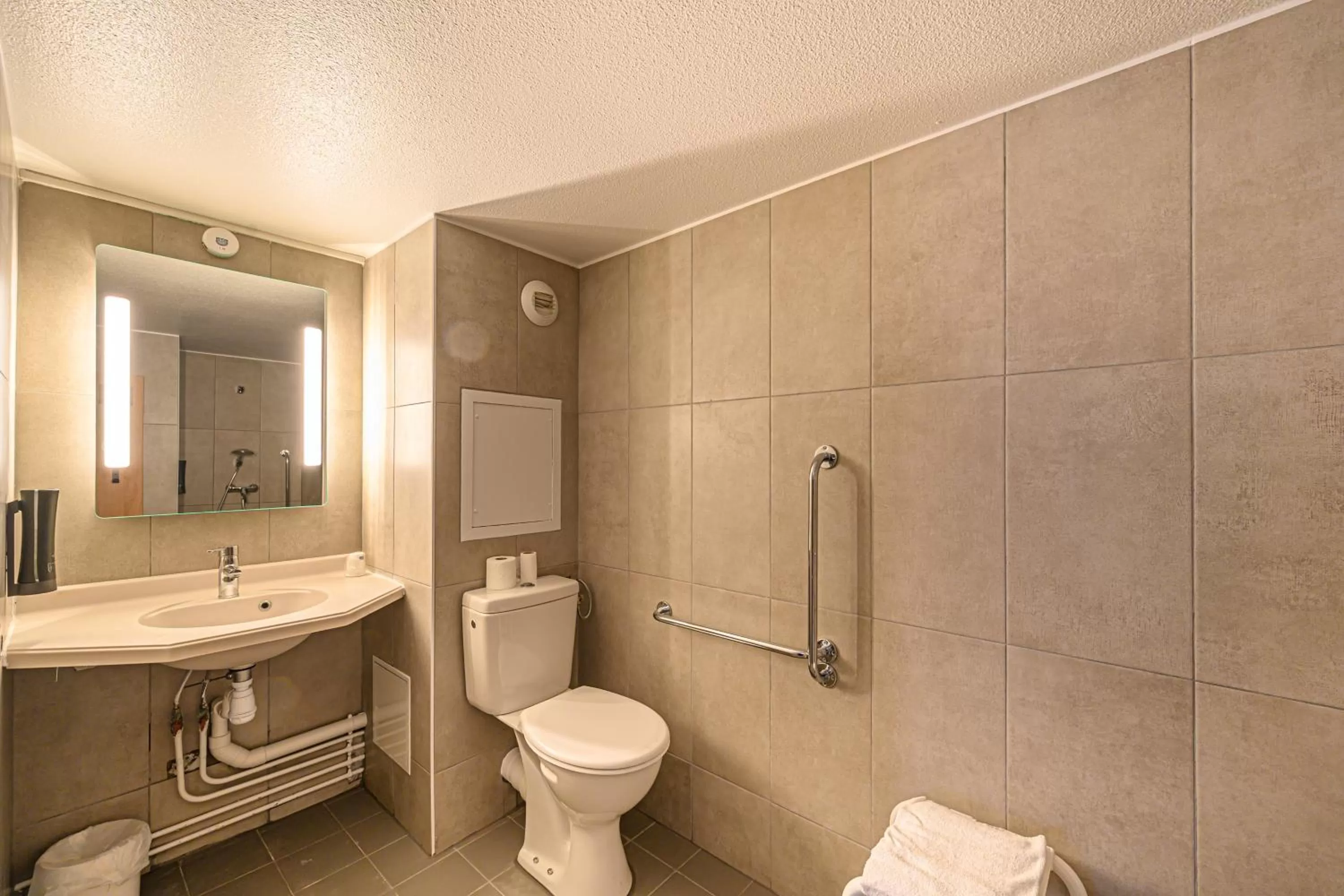 Bathroom in B&B HOTEL Vannes Est Golfe du Morbihan