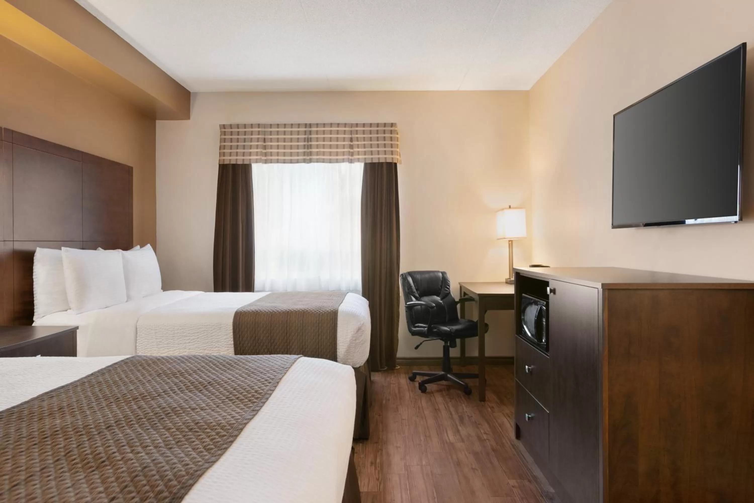 Photo of the whole room, Bed in Days Inn by Wyndham Leamington