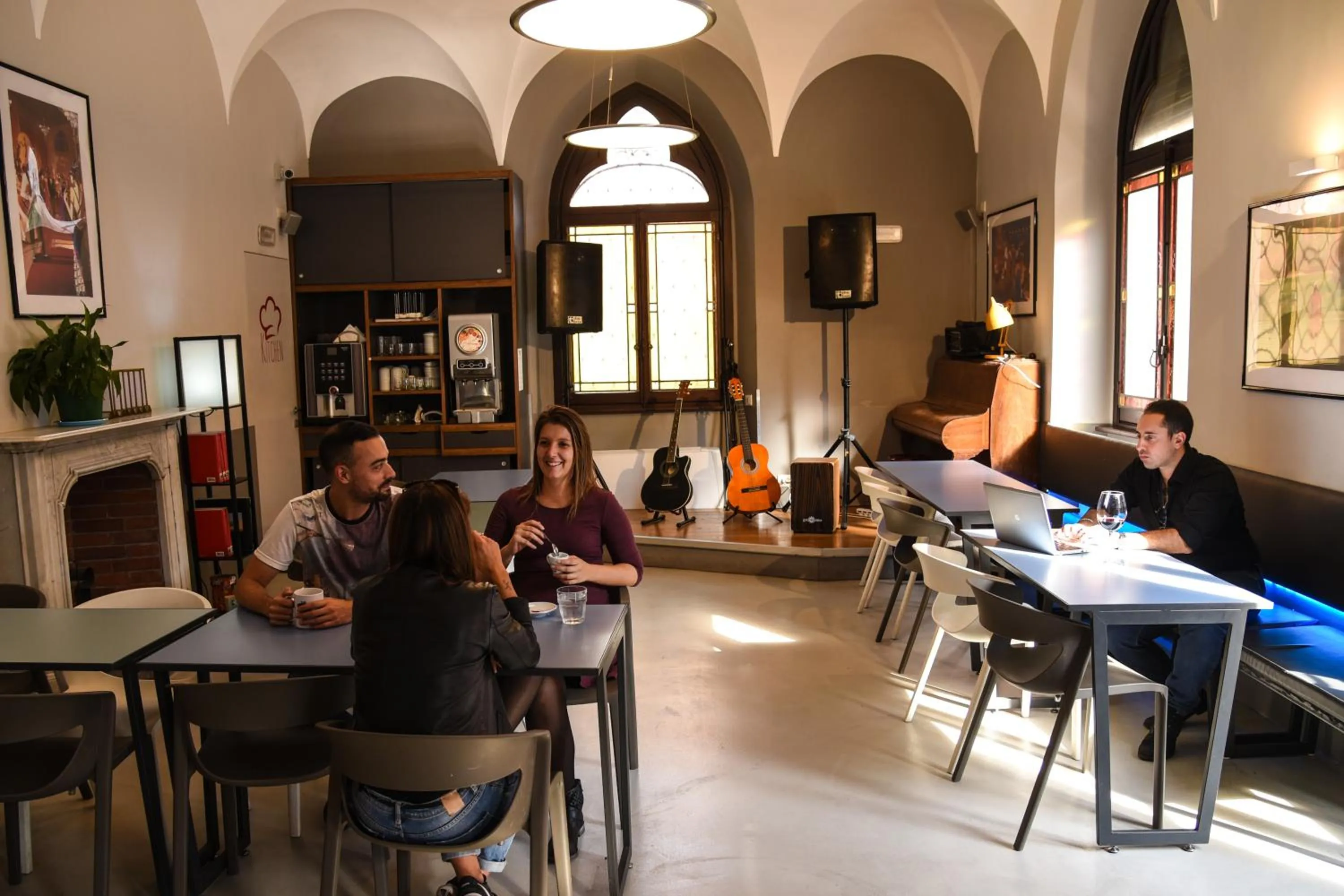 Babila Hostel & Bistrot