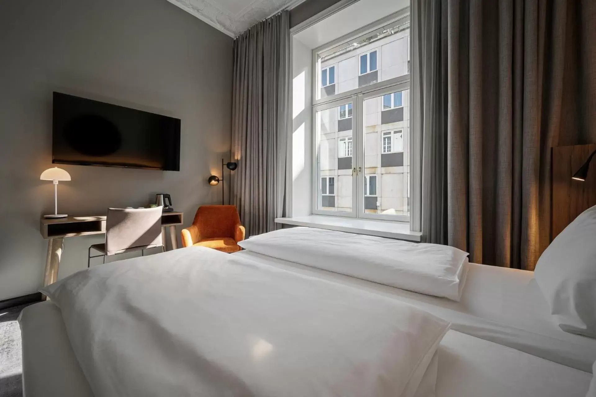 Bedroom, Bed in Karl Johan Hotel