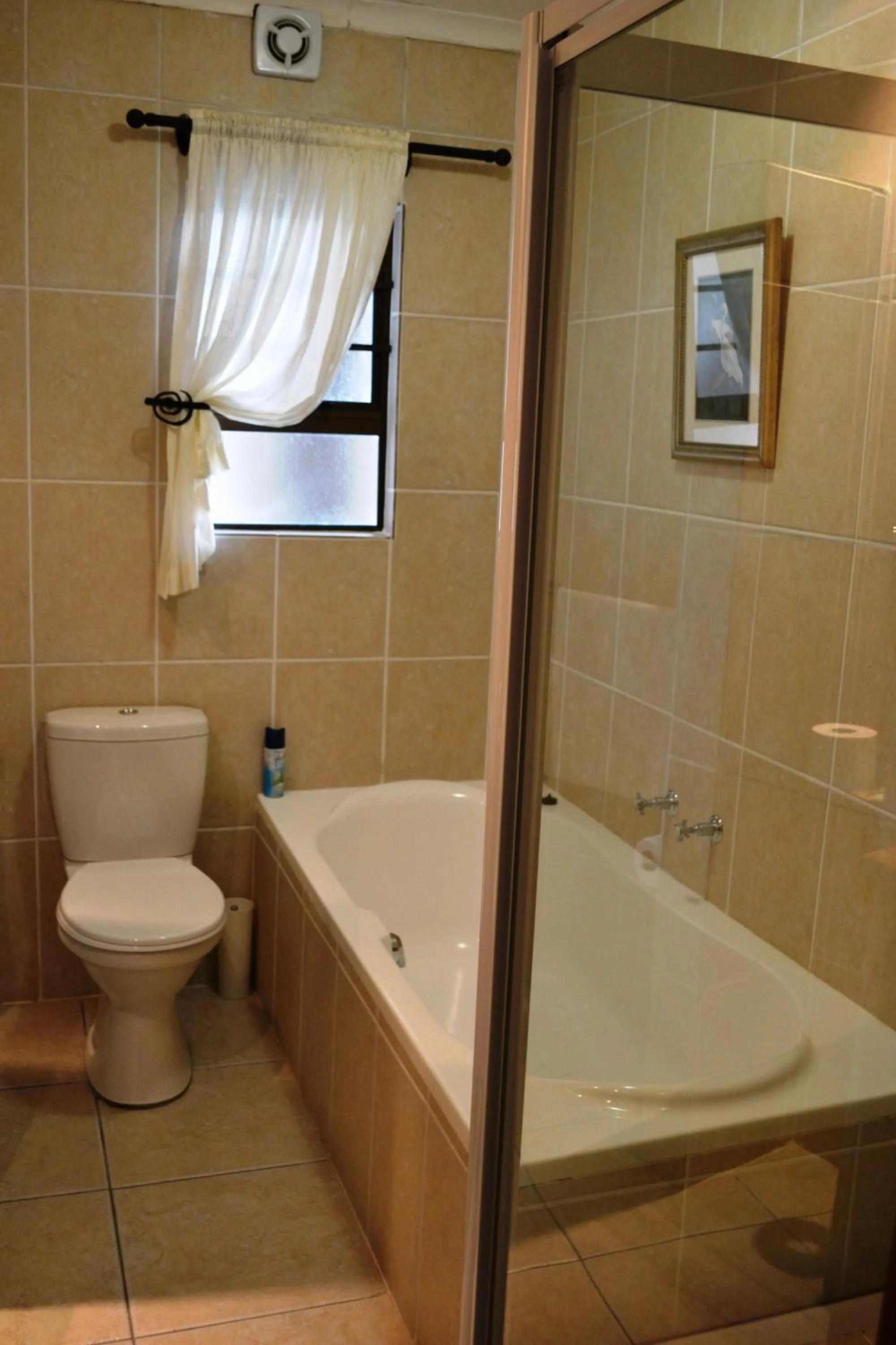 Toilet in Bar-t-nique Guest House