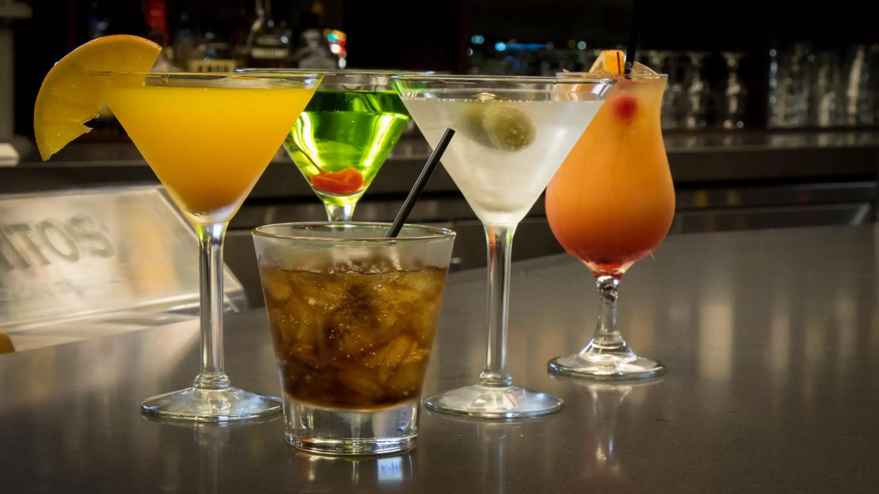 Lounge or bar, Drinks in Holiday Inn Long Beach - Airport, an IHG Hotel