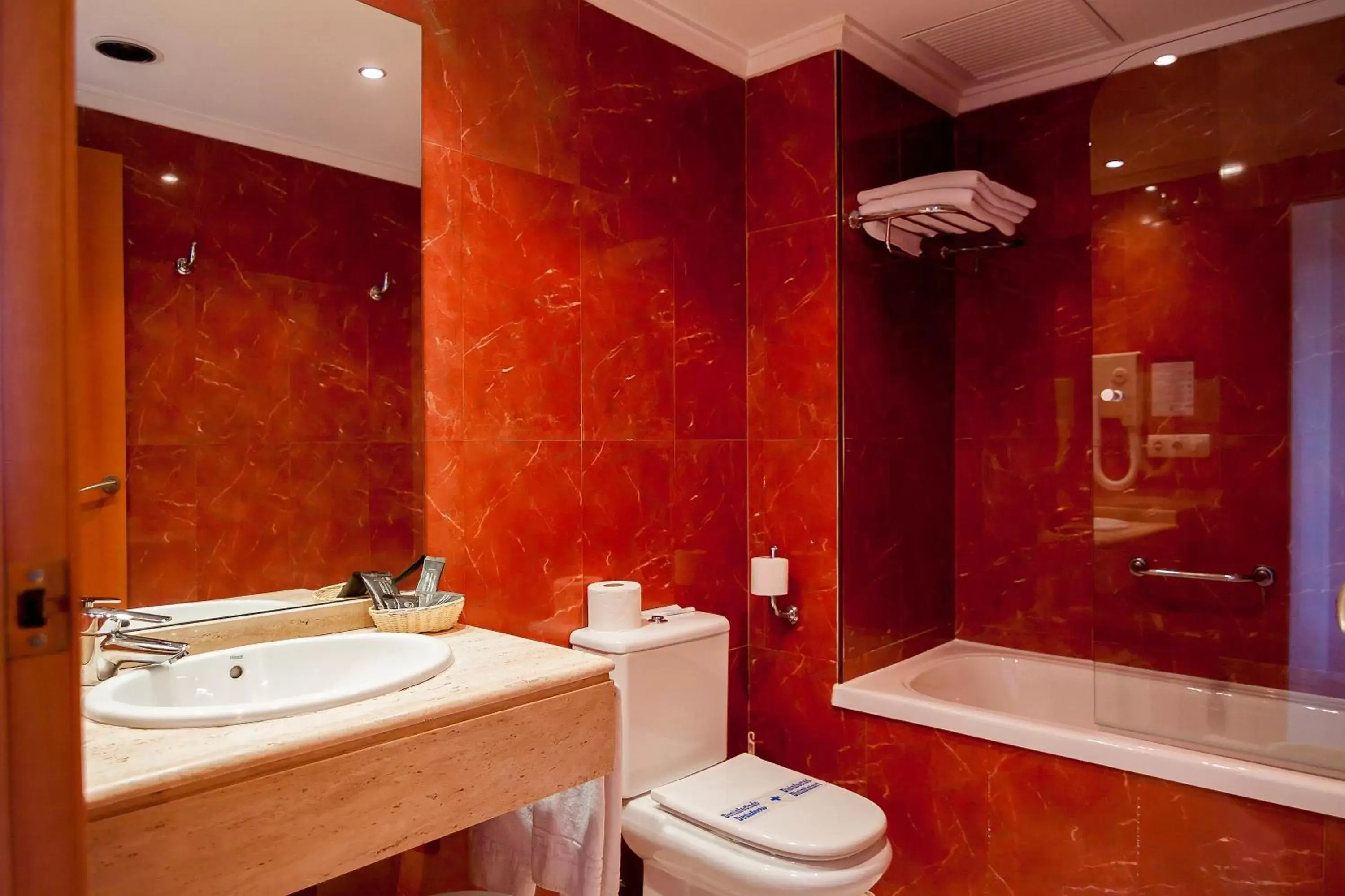Bathroom in Hotel Playas de Torrevieja