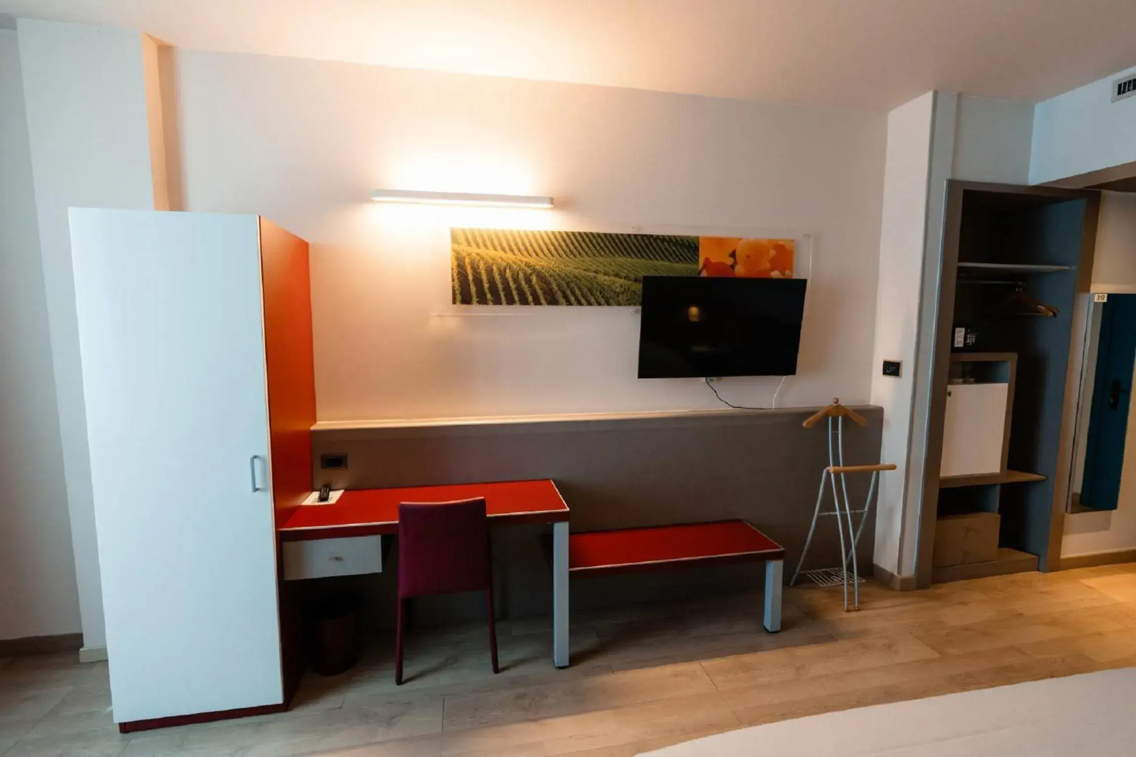 Bedroom, TV/Entertainment Center in Hotel Ristorante I Castelli