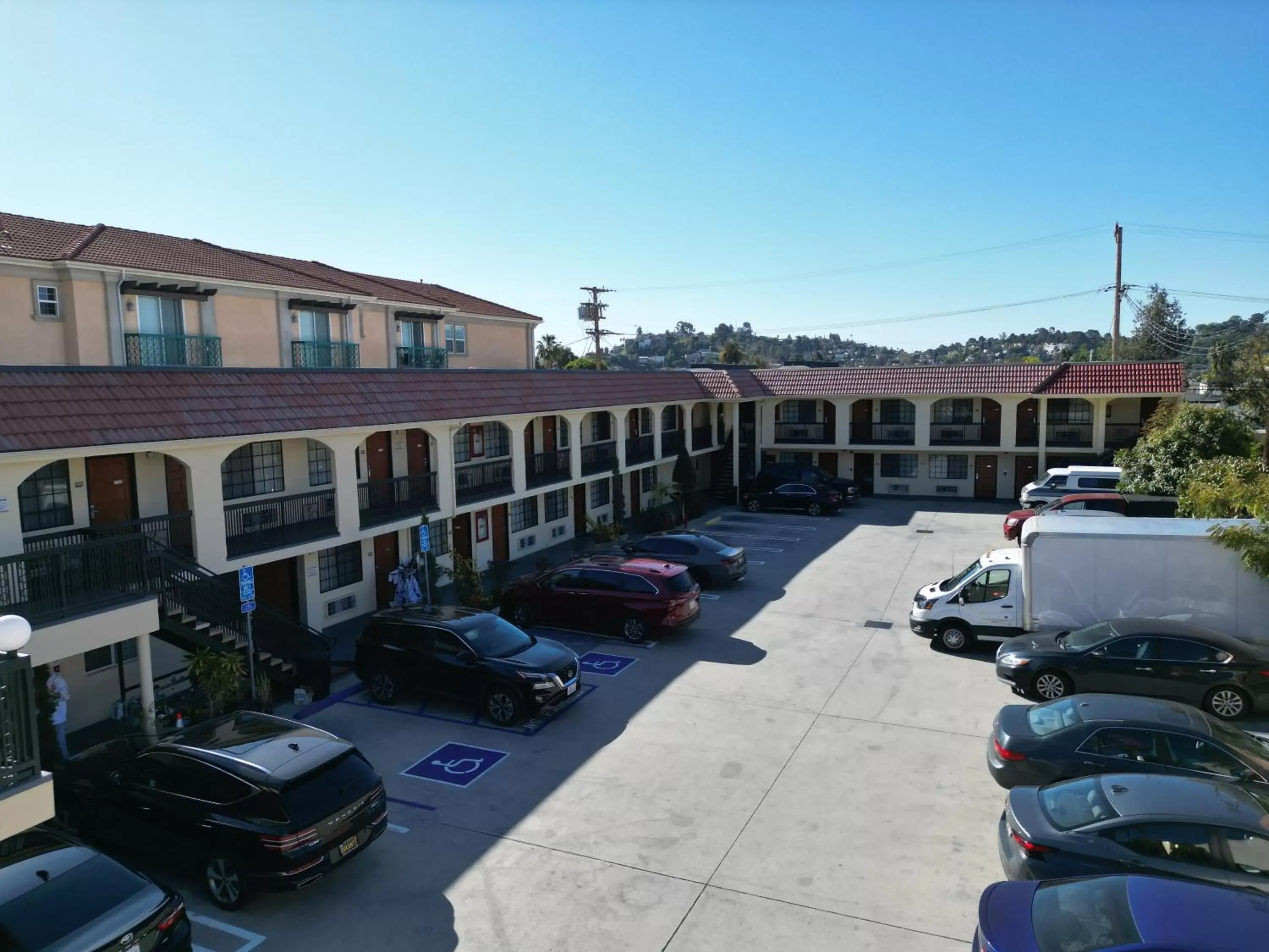 Property building in Chariot Inn Glendale - Pasadena