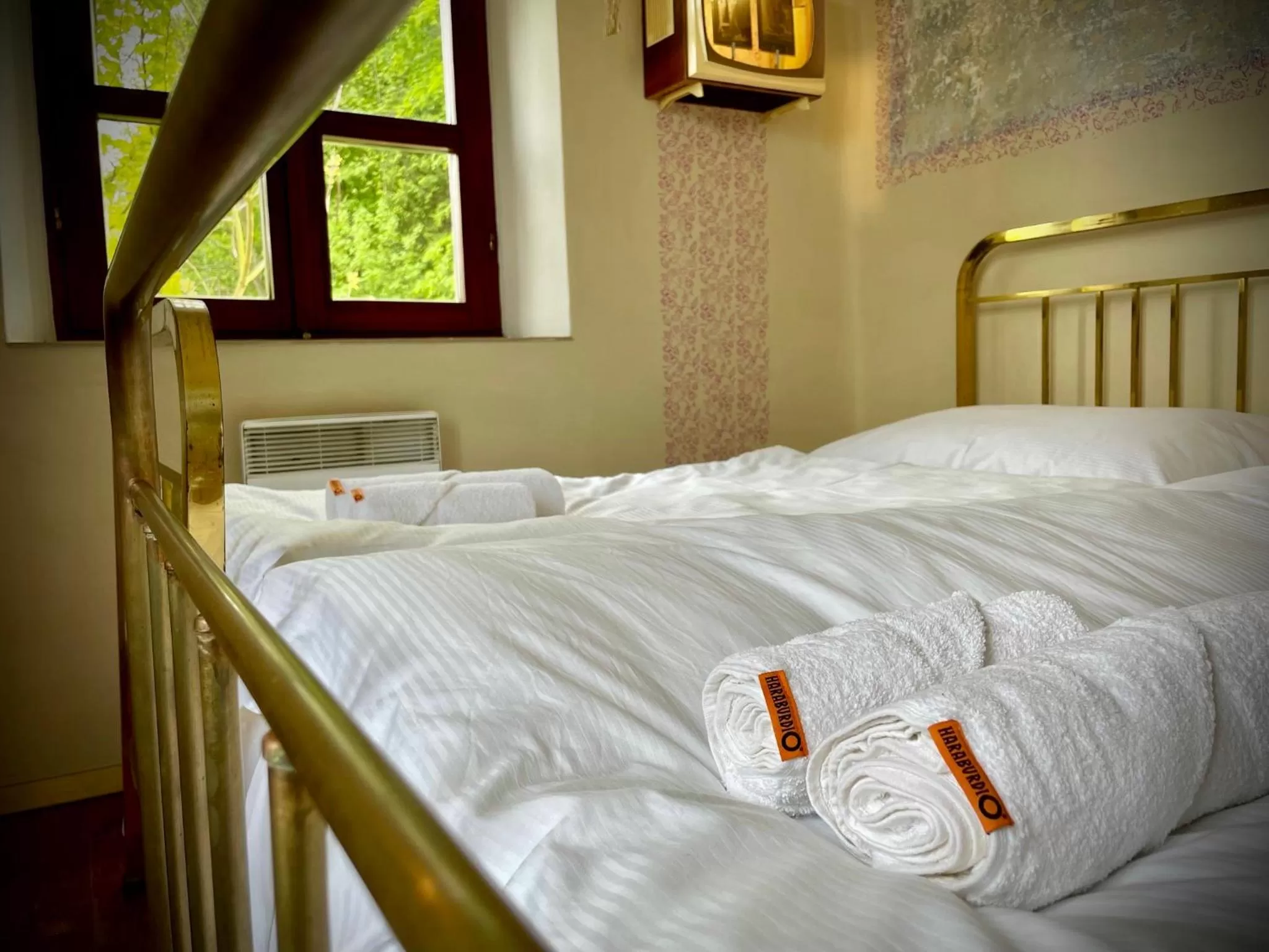 Bed in HARABURDI® Recyclart Hotel