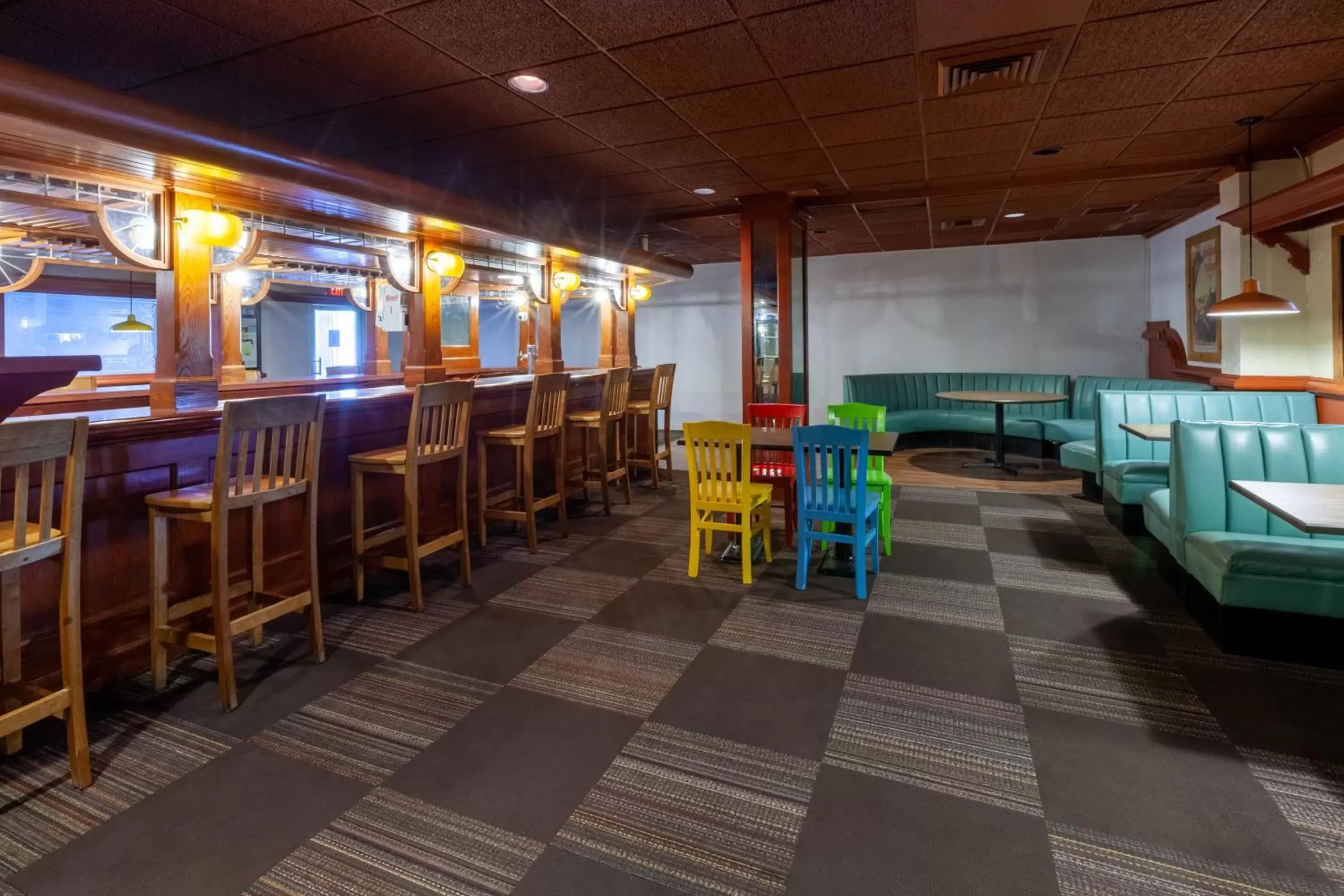Lounge or bar, Restaurant/Places to Eat in Days Inn by Wyndham Sandusky Cedar Point