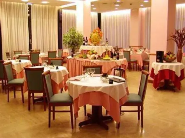 Restaurant/Places to Eat in Hotel Executive Meeting & Events