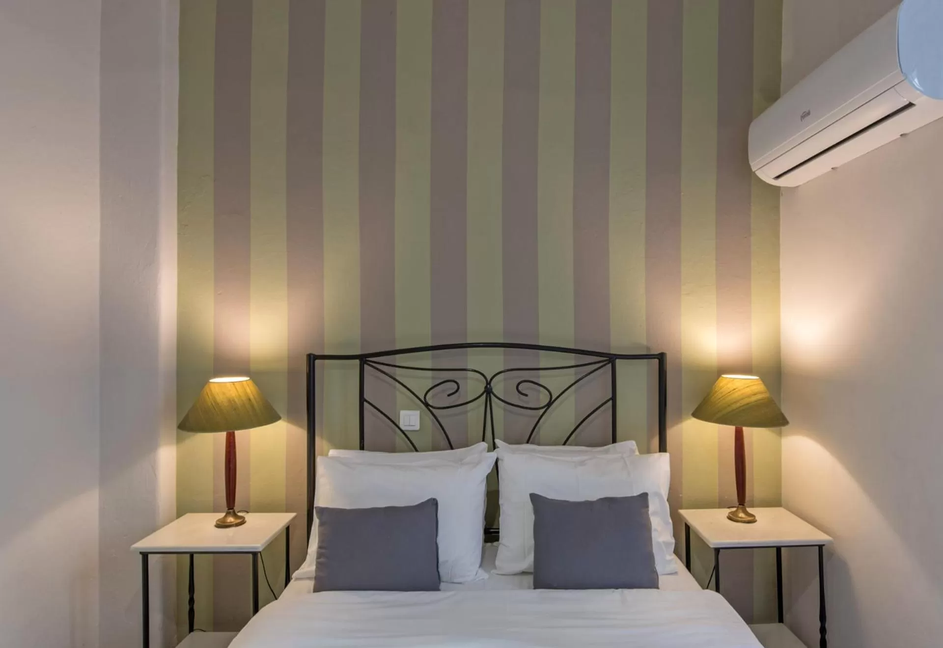 Bed in Kimon Hotel Athens