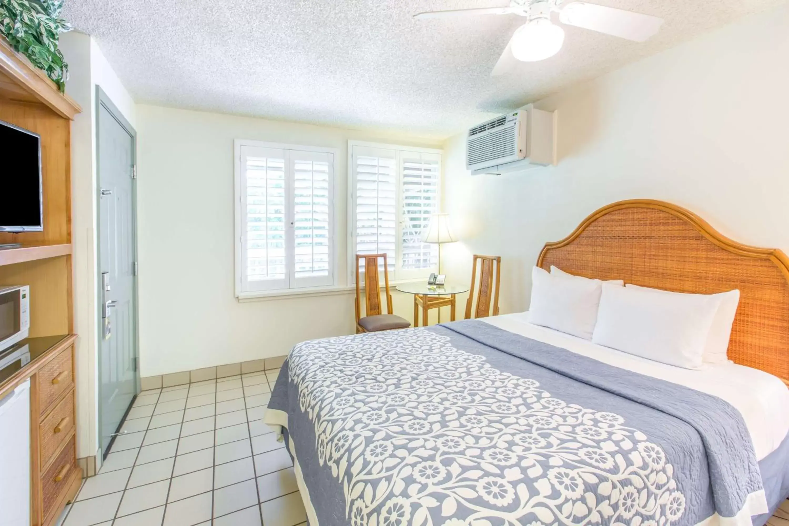 Queen Room - Disability Access/Non-Smoking in Days Inn by Wyndham Maui Oceanfront