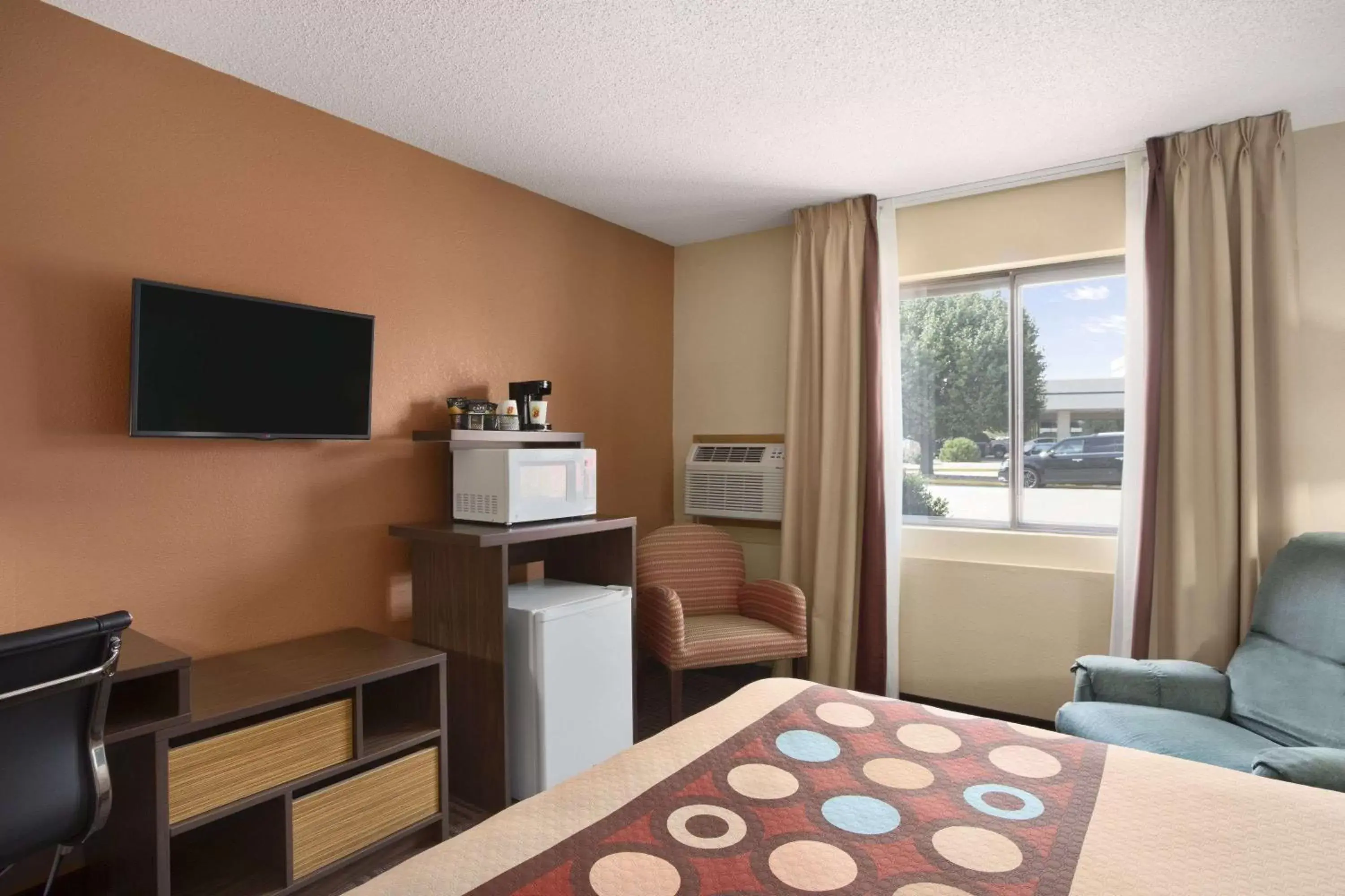 Photo of the whole room, TV/Entertainment Center in Super 8 by Wyndham Carbondale