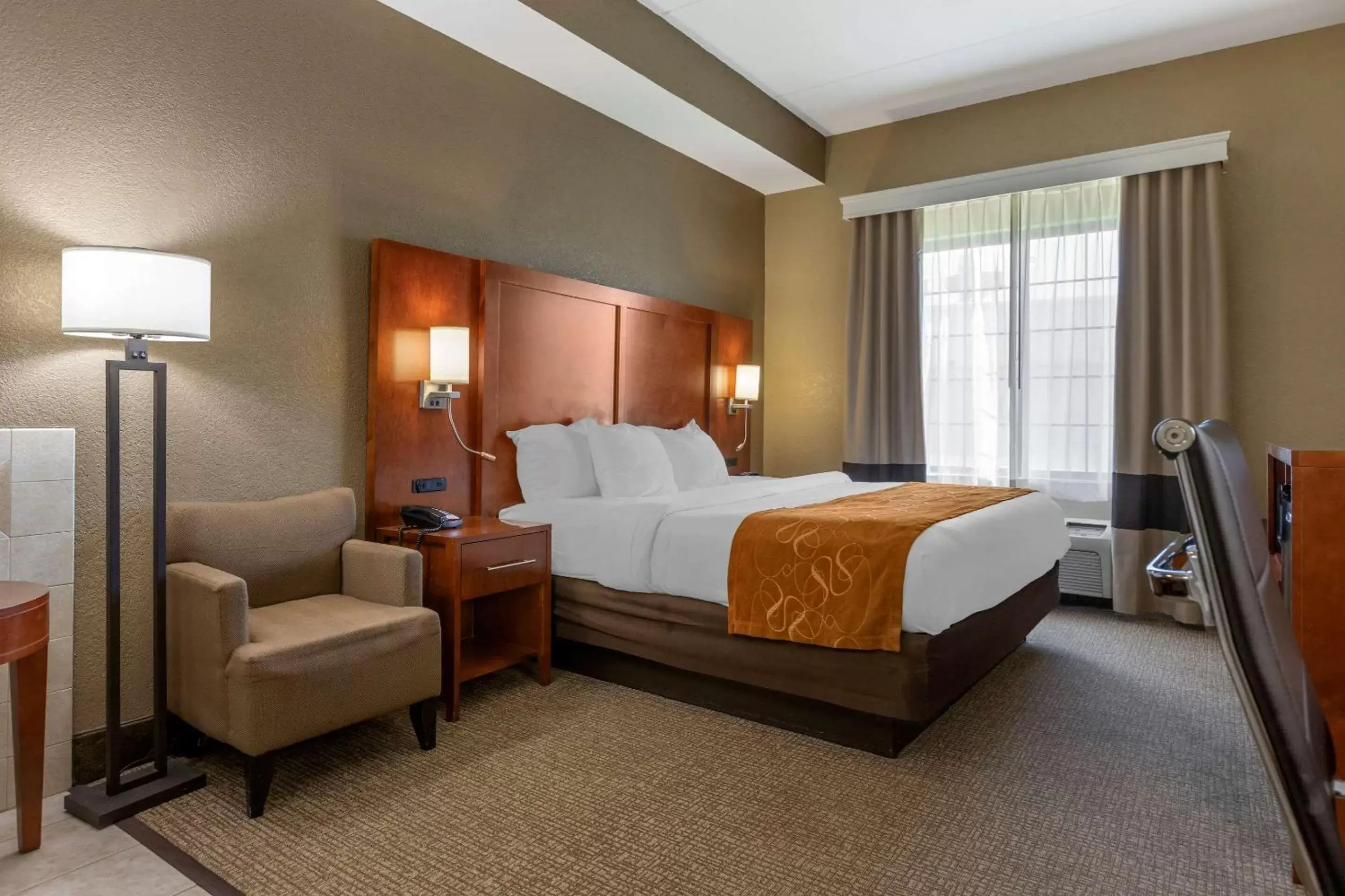 Photo of the whole room, Bed in Comfort Suites Grand Rapids South