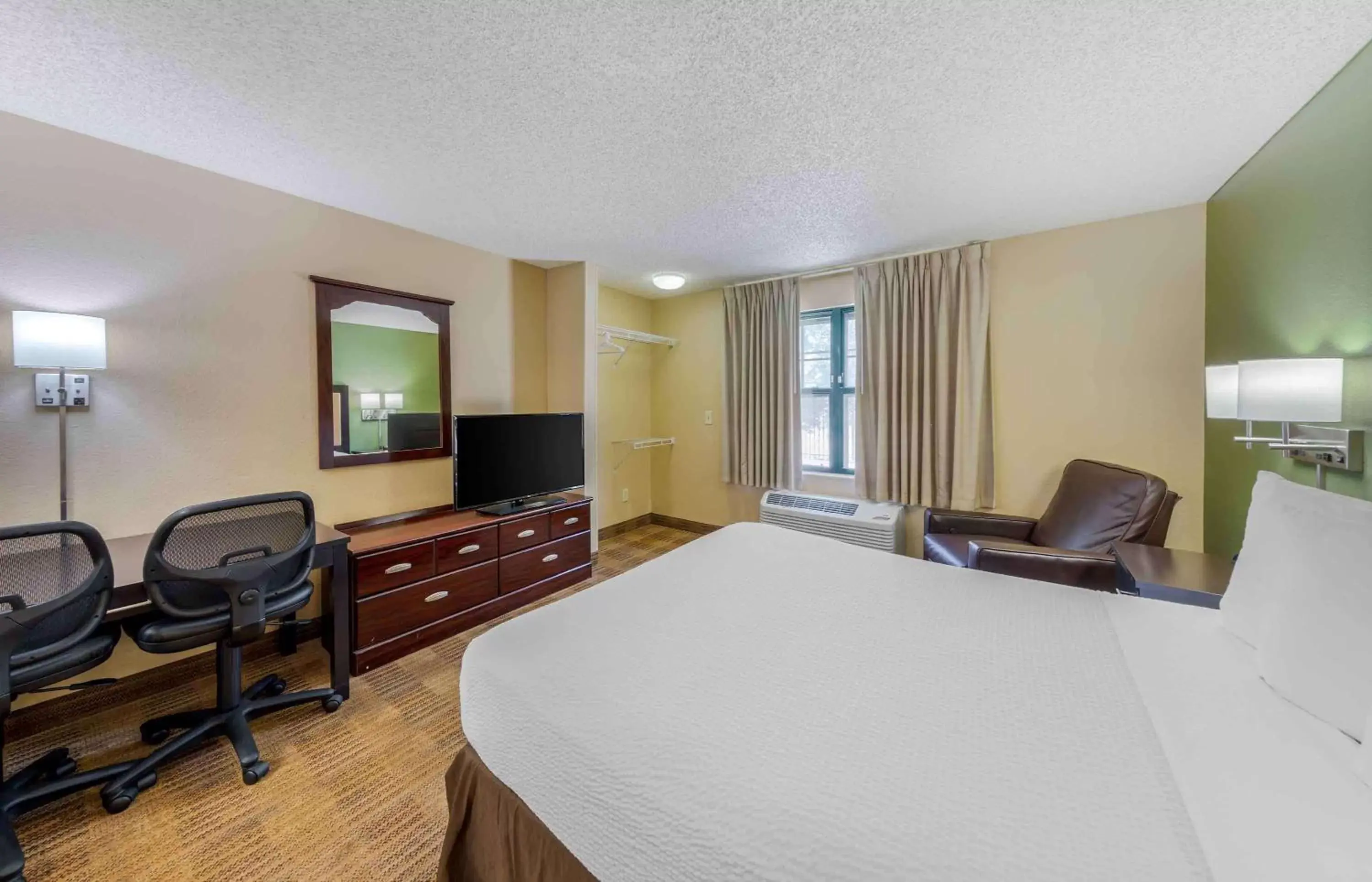 Bedroom, TV/Entertainment Center in Extended Stay America Suites - Los Angeles - Arcadia