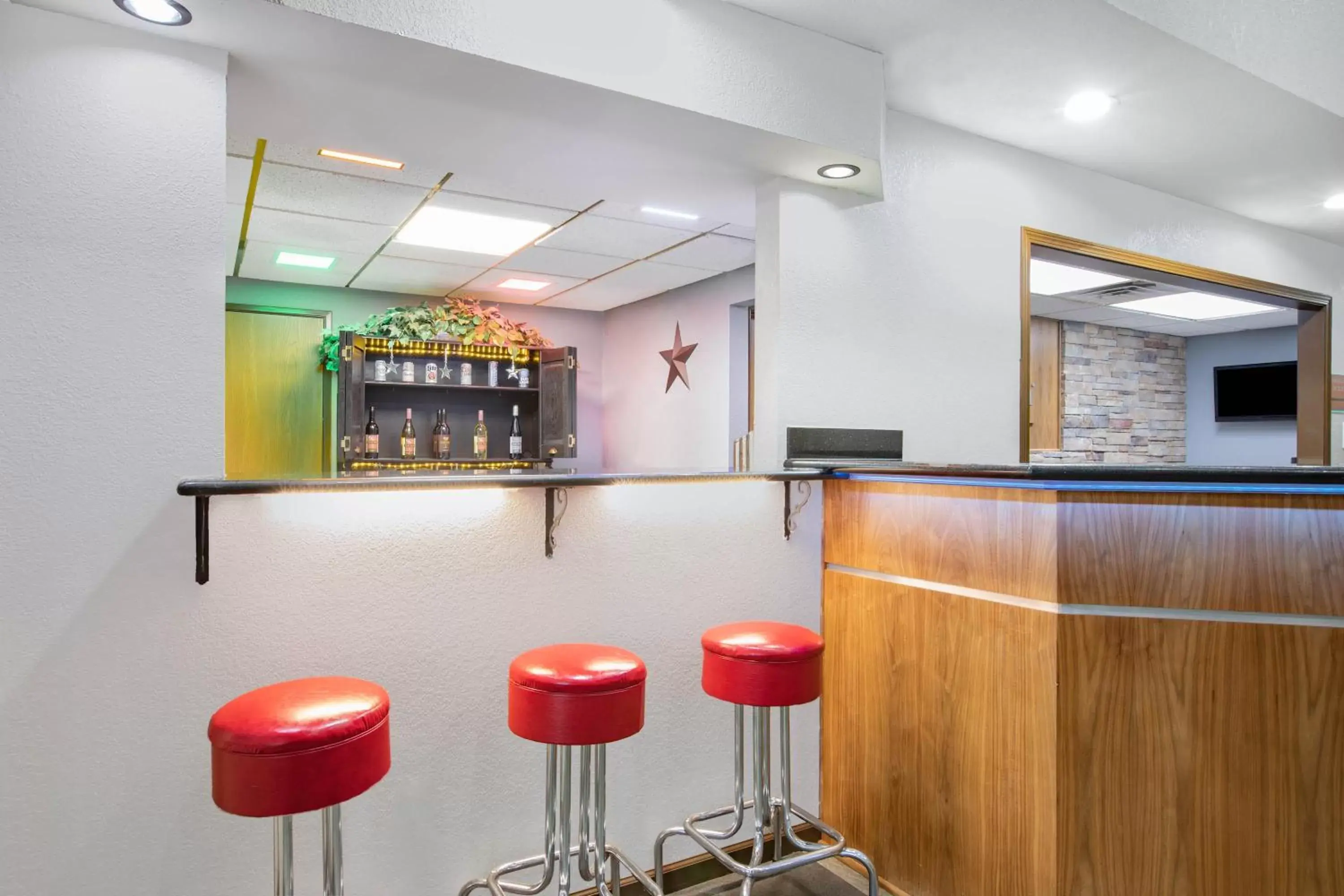 Lounge or bar in AmericInn by Wyndham Pella