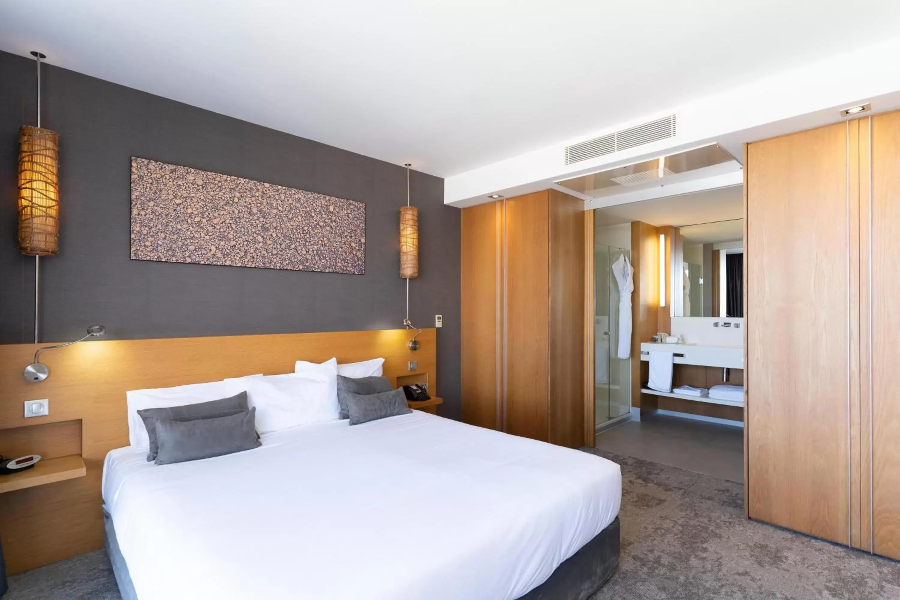 Shower, Bed in Chateau Royal Beach Resort & Spa, Noumea
